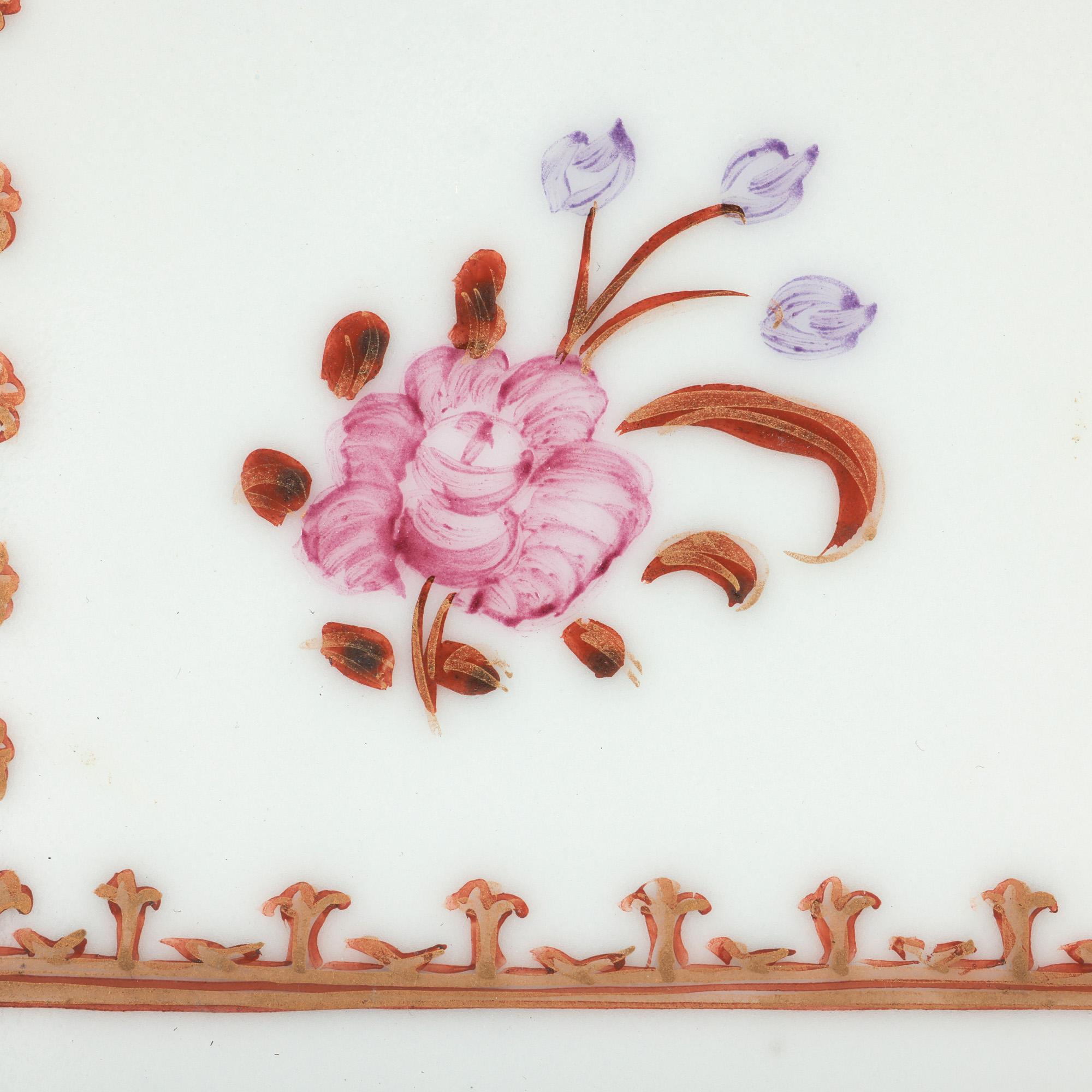 Par de azulejos de porcelana china Qing Famille Rose enmarcados con armadura en venta 11