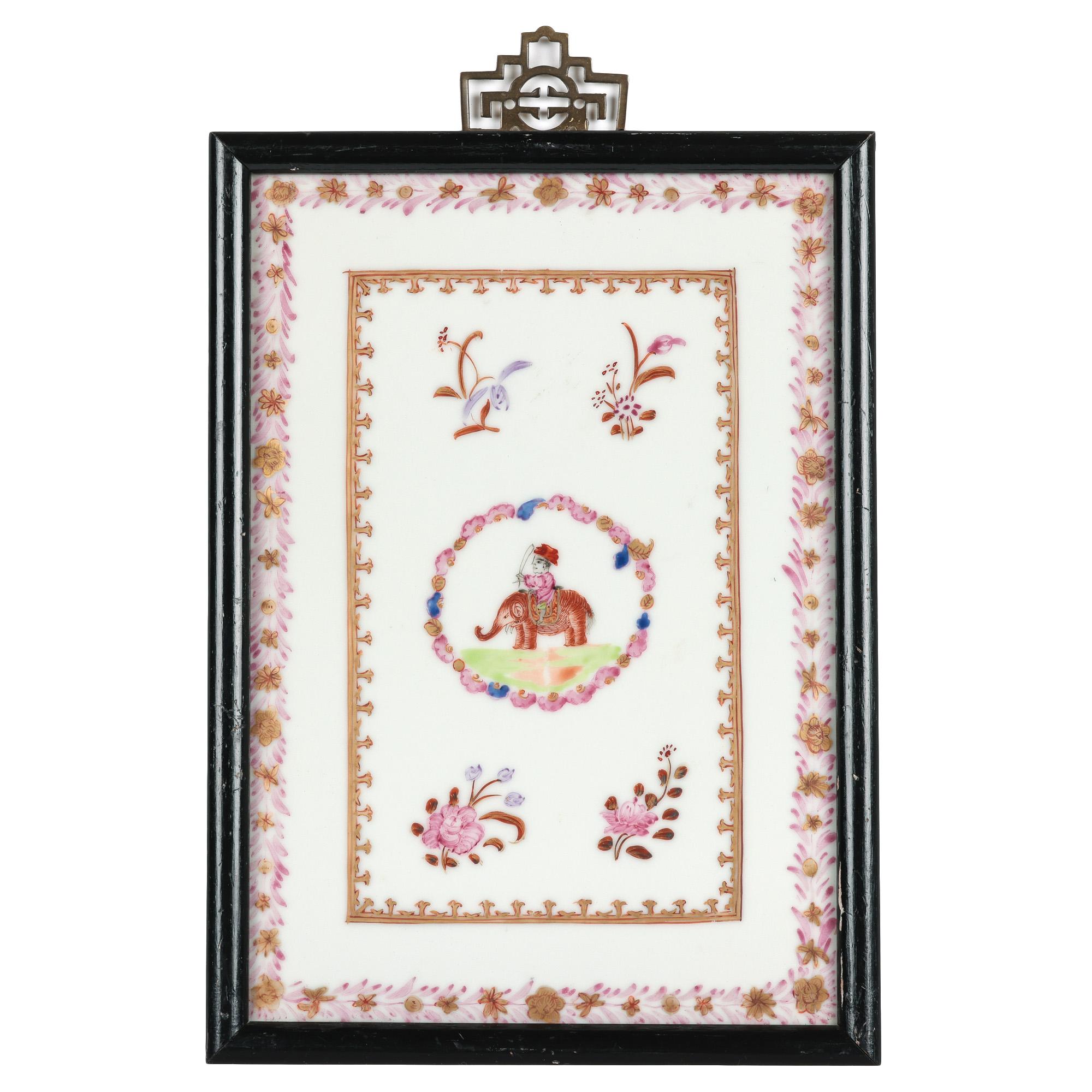 Insólita pareja de azulejos antiguos de porcelana china Qing de estilo famille rose con decoración armorial del siglo XIX.  Los azulejos de forma rectangular están montados dentro de marcos de madera teñida de negro y pintados a mano sobre fondo