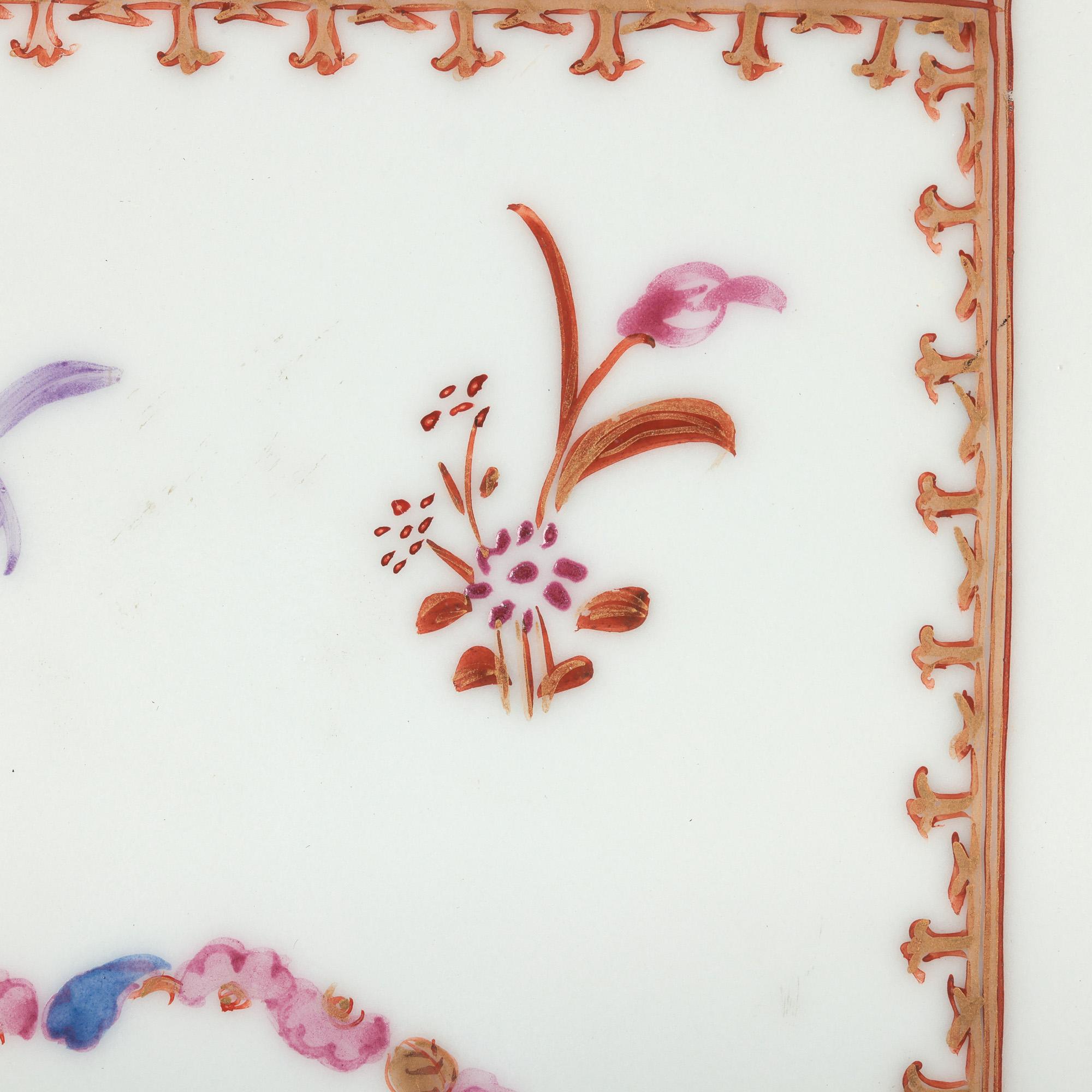 Par de azulejos de porcelana china Qing Famille Rose enmarcados con armadura en venta 13