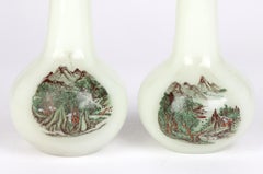 Paire de vases chinois Qing en forme d'oignon en verre de Pékin peints à la main