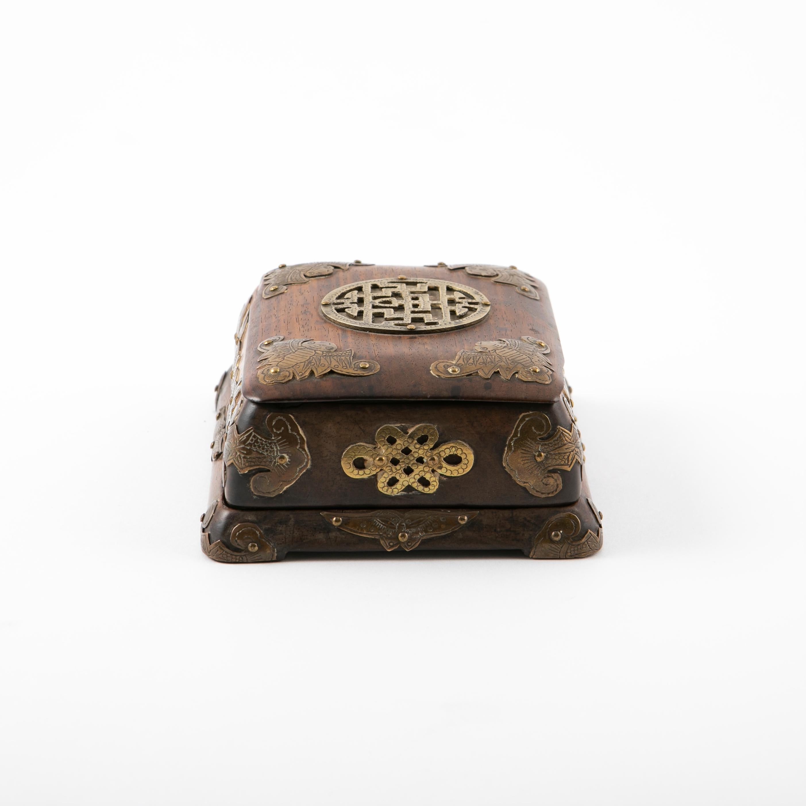 Chinesisch Qing Periode Huanghuali Holz und Bronze Box (Handgefertigt) im Angebot