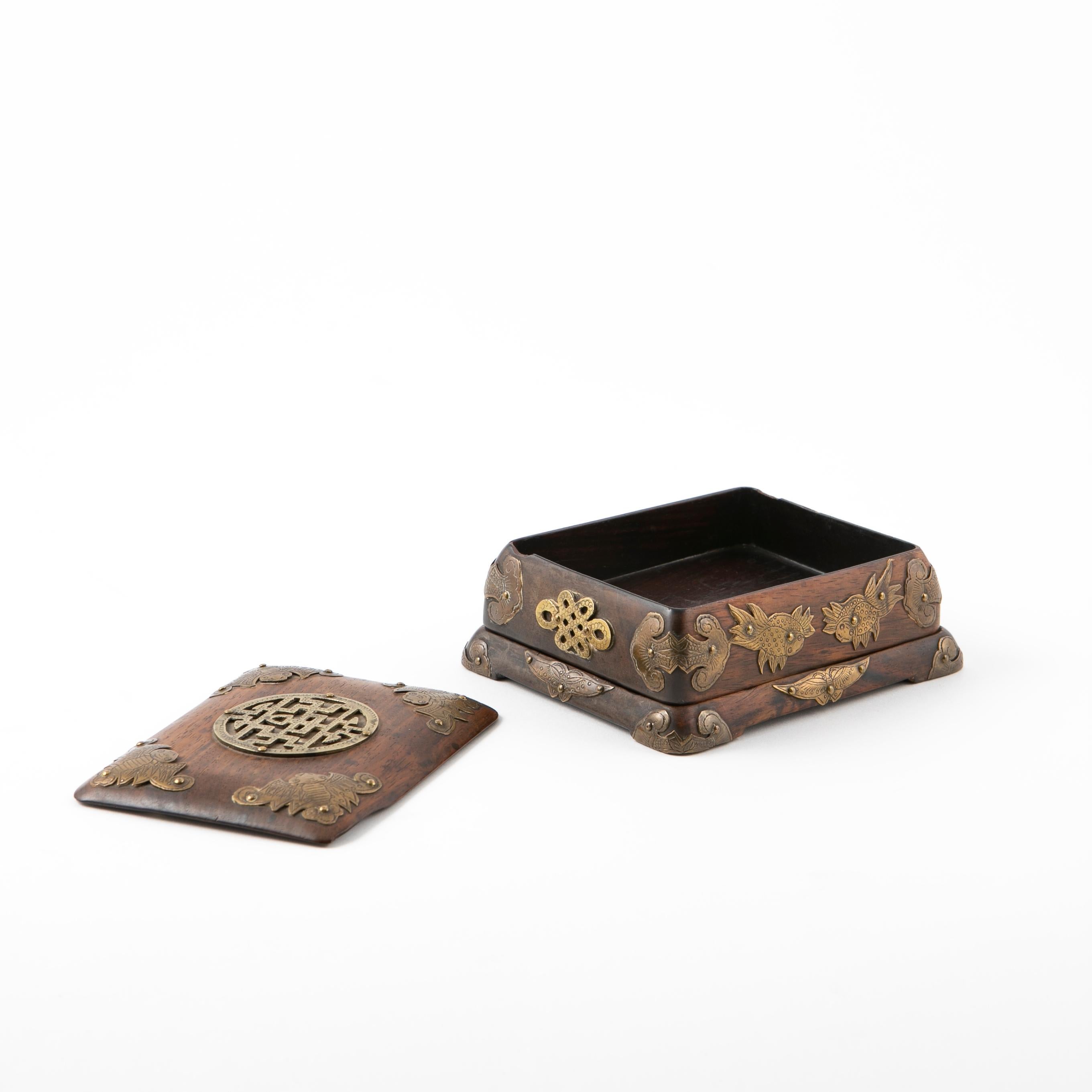 Scatola cinese in legno e bronzo del periodo Qing Huanghuali in vendita 1