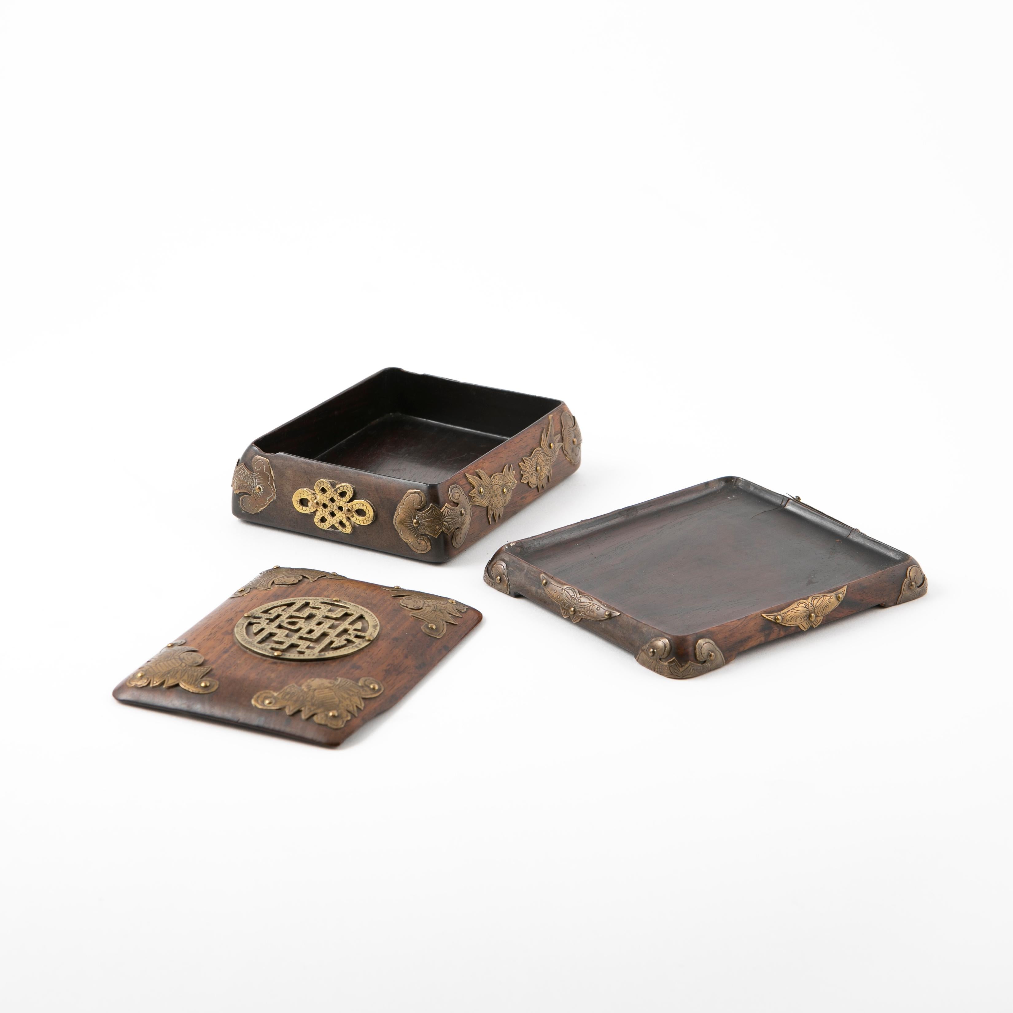 Scatola cinese in legno e bronzo del periodo Qing Huanghuali in vendita 2