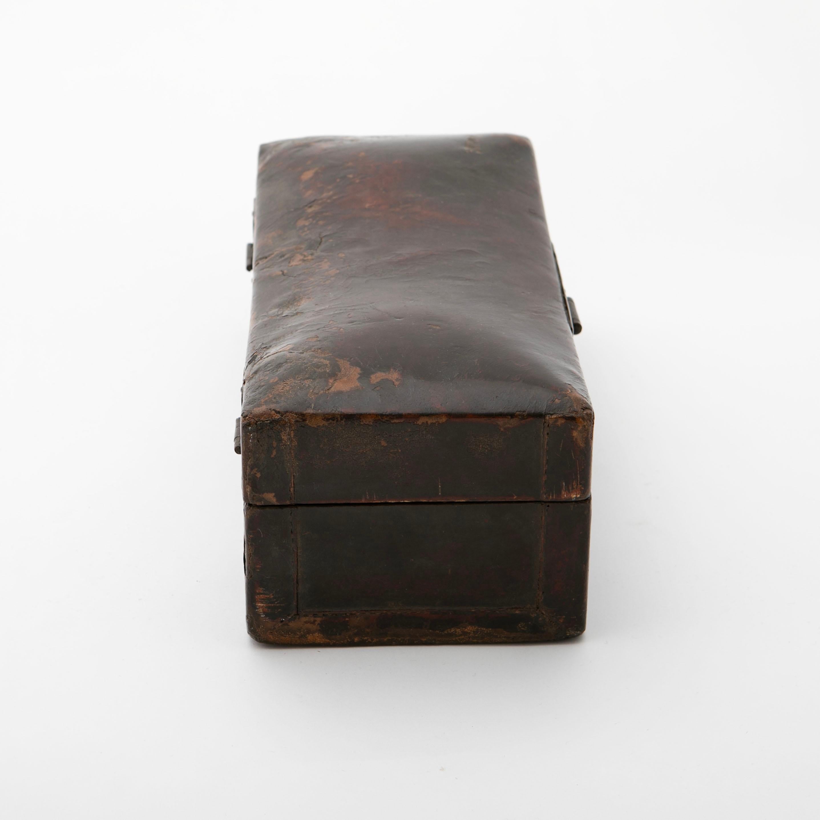 Chinese Qing 'Pillow' Leather box In Good Condition In Kastrup, DK