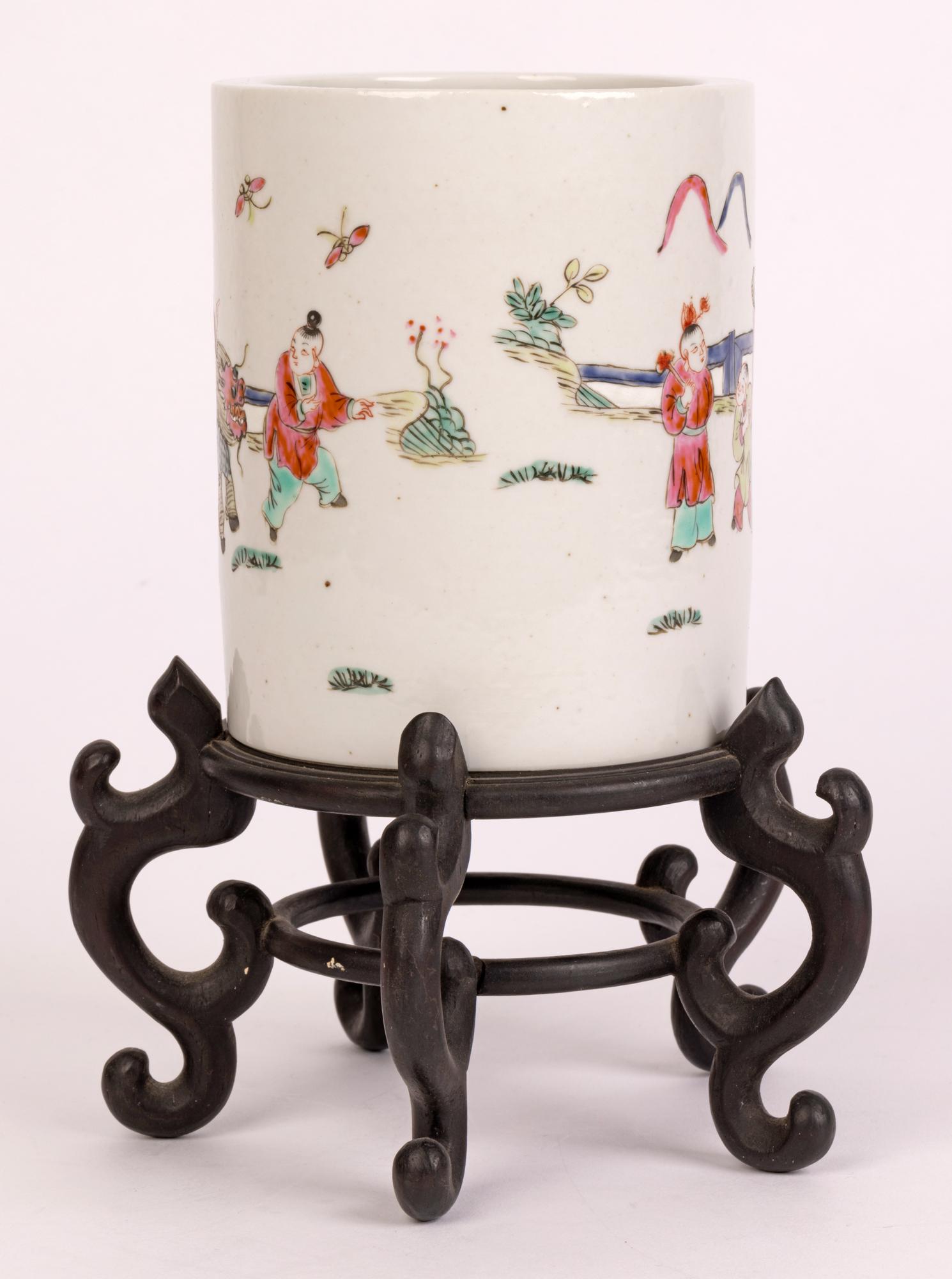 Chinese Qing Porcelain Brush Pot Painted with Figures and Seal Mark with Stand For Sale 4