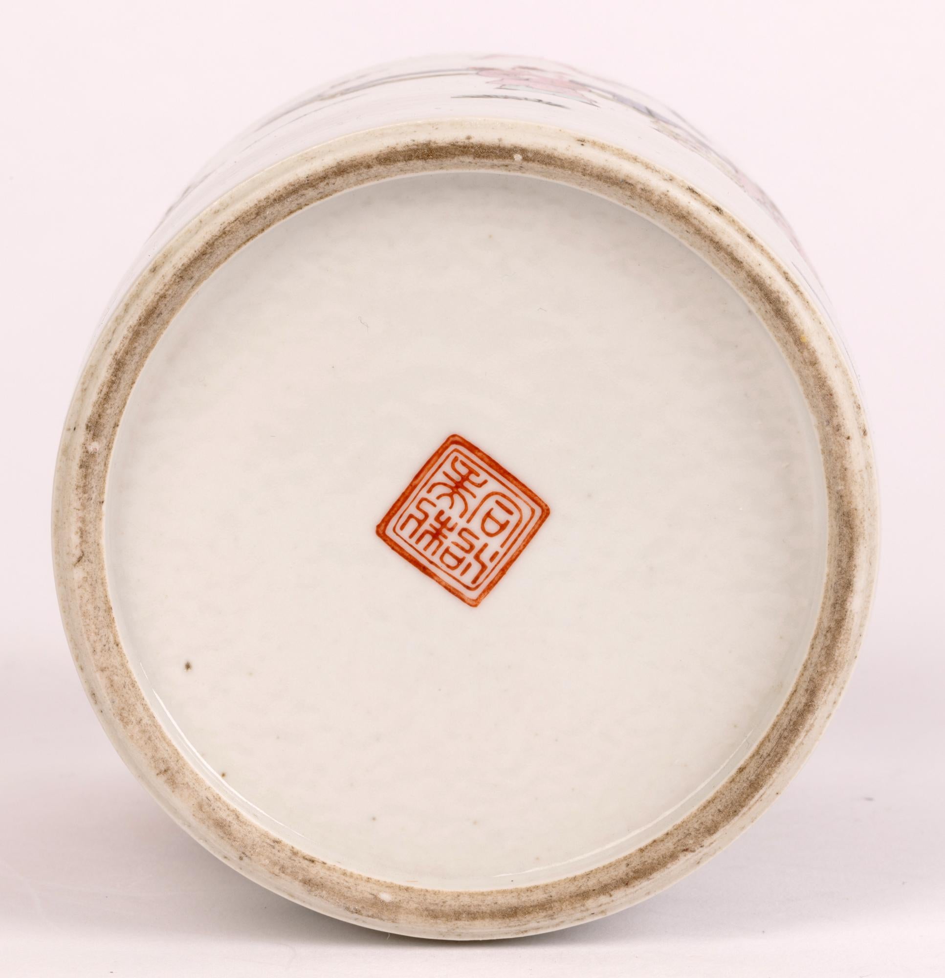 Chinesische Qing Porzellan Pinsel Topf mit Figuren und Siegel Marke mit Stand gemalt im Angebot 5