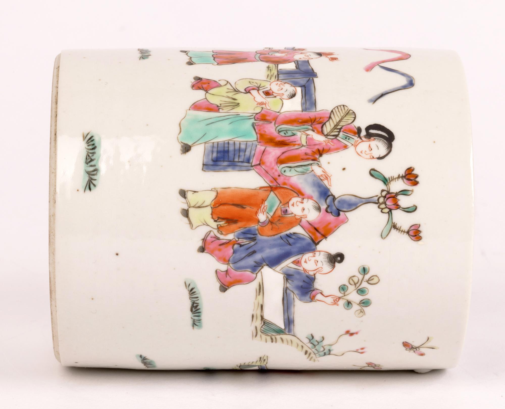 Chinese Qing Porcelain Brush Pot Painted with Figures and Seal Mark with Stand In Good Condition For Sale In Bishop's Stortford, Hertfordshire