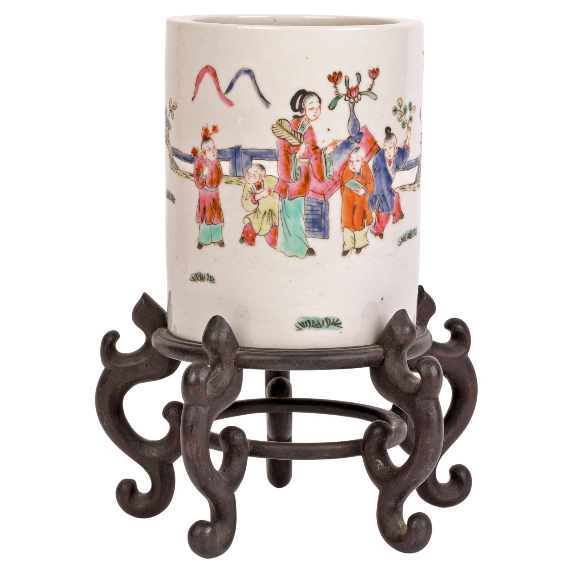 Pot à pinceau en porcelaine chinoise Qing peinte avec des figures et un sceau, avec Stand