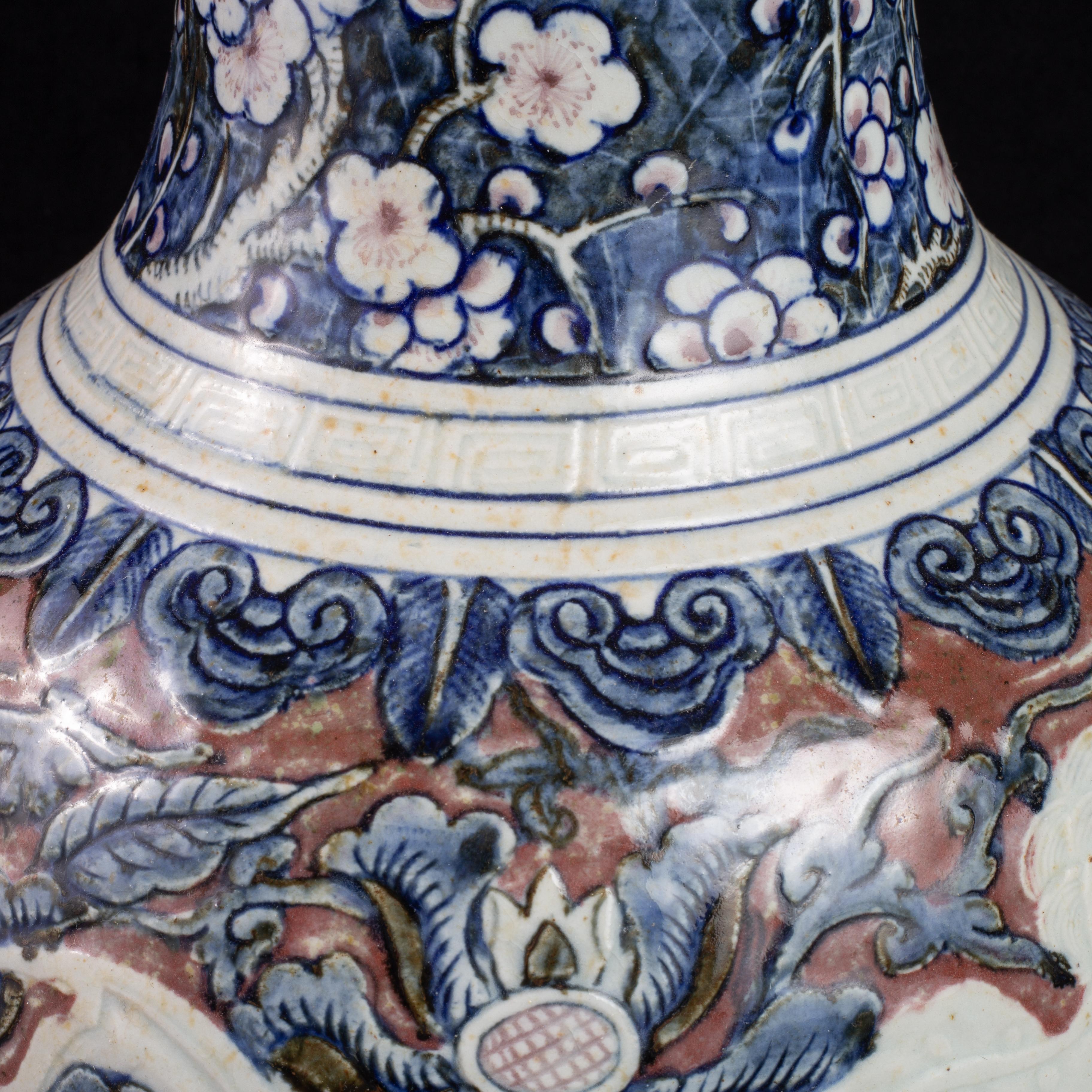 Jarrón de Porcelana China Qing con Perro Foo Tallado, Decoración Azul y Rojo Cobre en venta 4