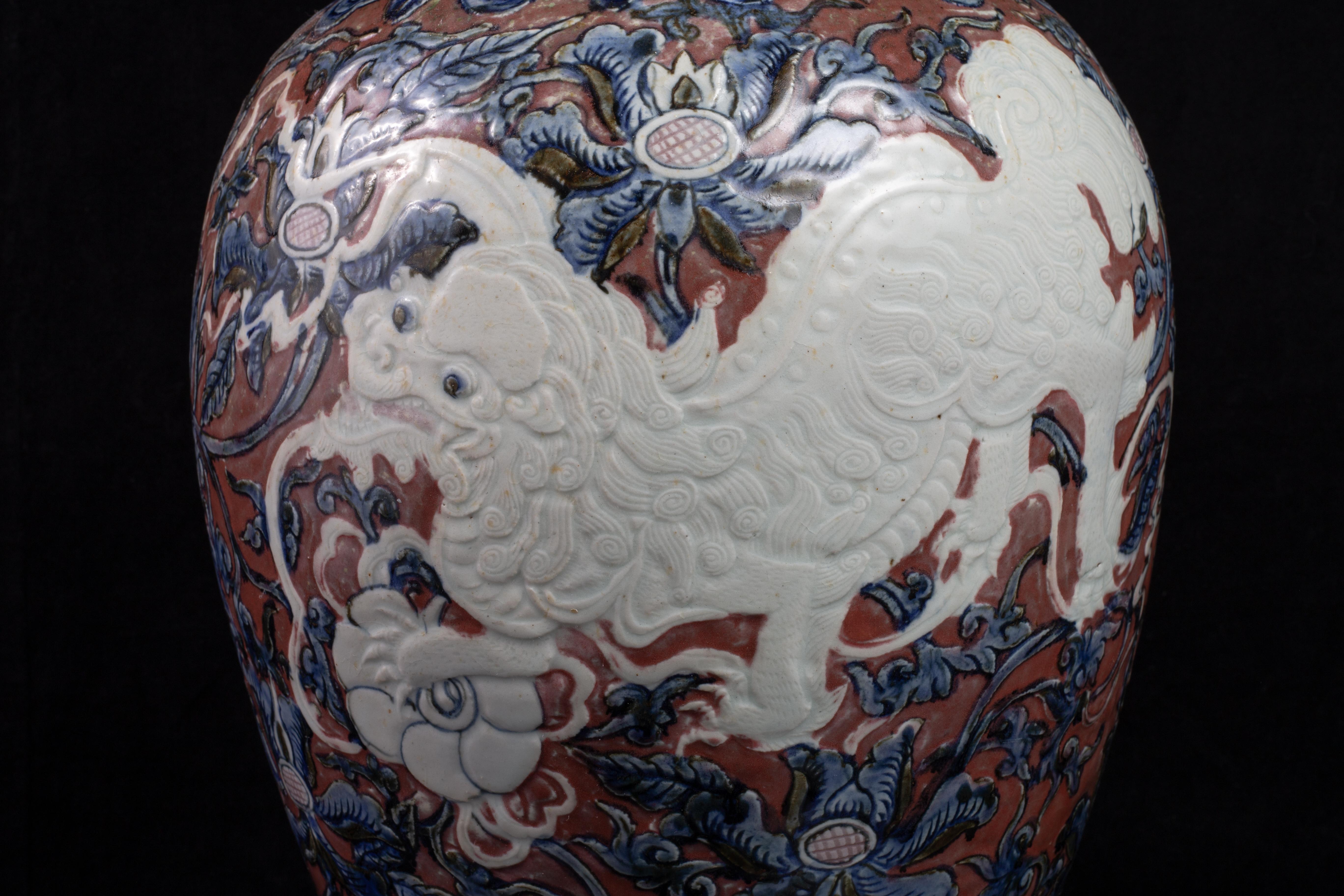 Jarrón de Porcelana China Qing con Perro Foo Tallado, Decoración Azul y Rojo Cobre en venta 5