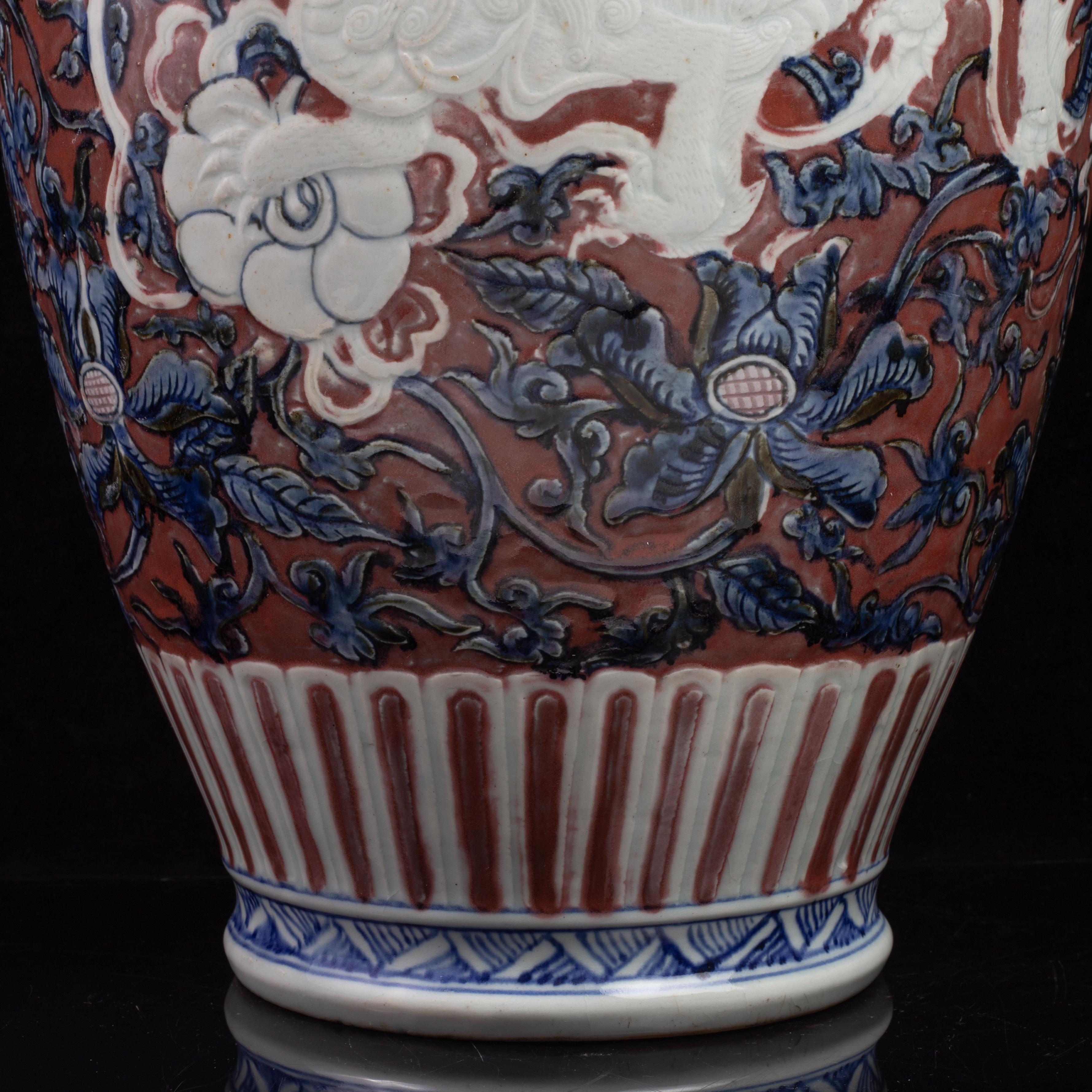 Jarrón de Porcelana China Qing con Perro Foo Tallado, Decoración Azul y Rojo Cobre en venta 6