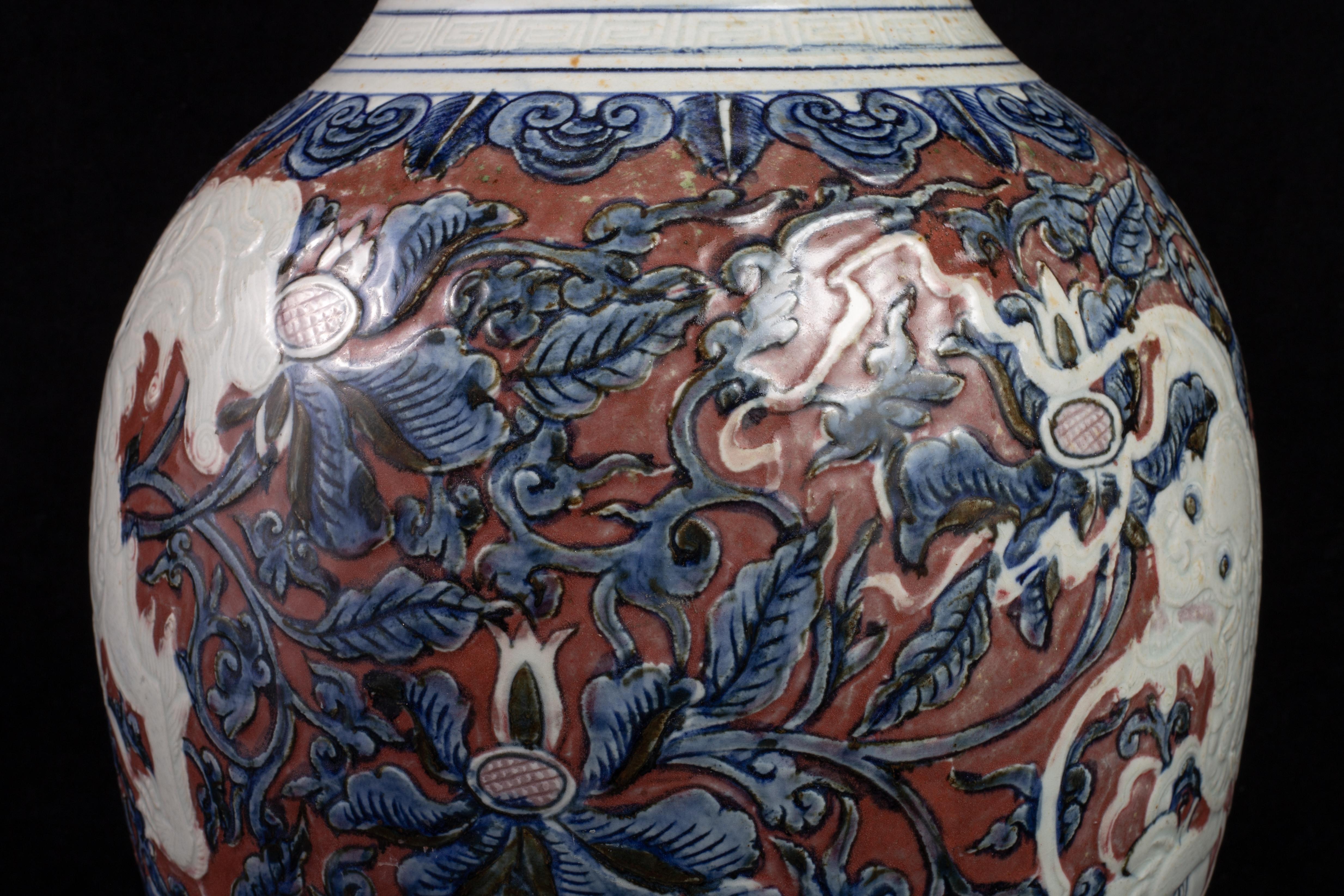 Jarrón de Porcelana China Qing con Perro Foo Tallado, Decoración Azul y Rojo Cobre en venta 7