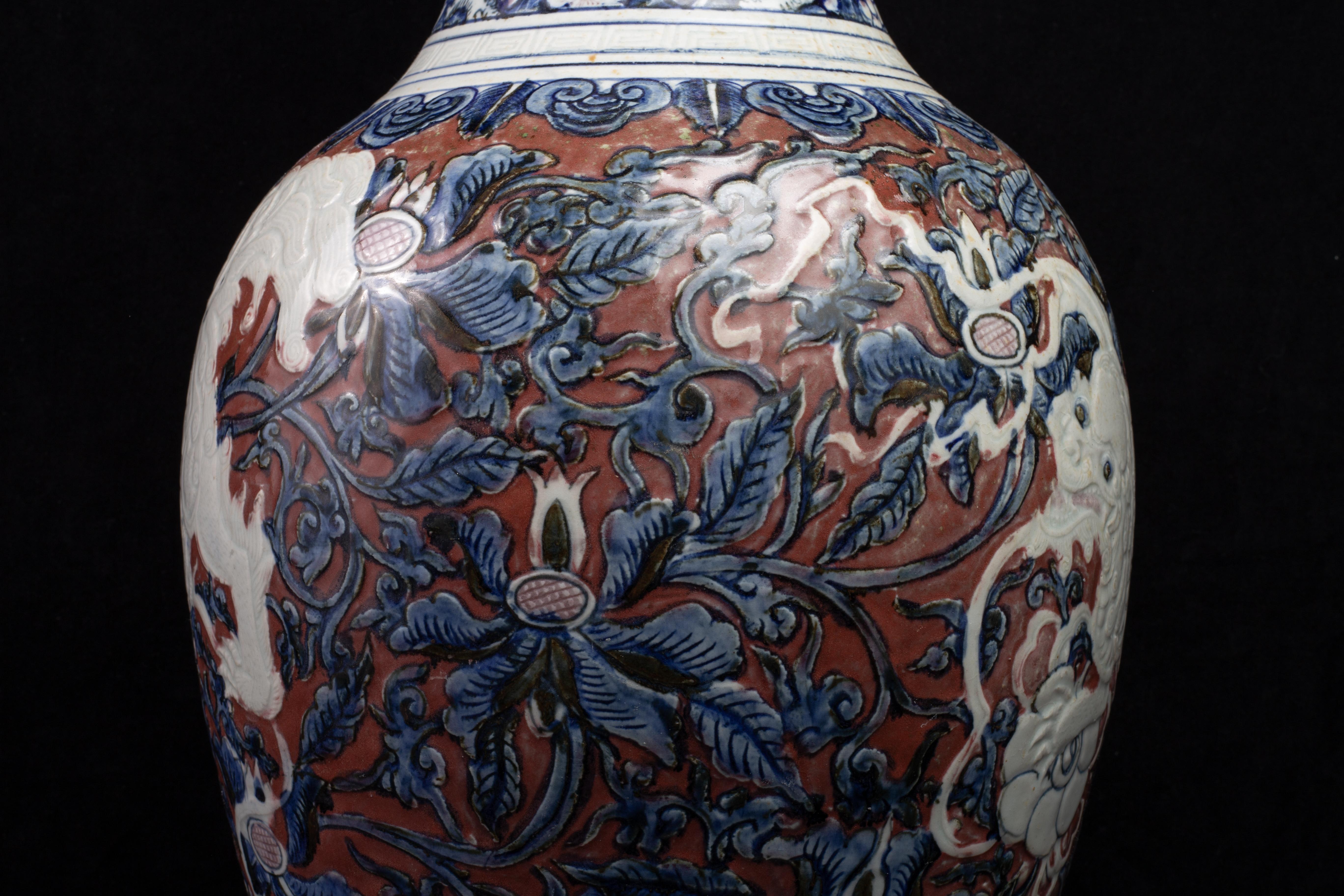 Jarrón de Porcelana China Qing con Perro Foo Tallado, Decoración Azul y Rojo Cobre en venta 8