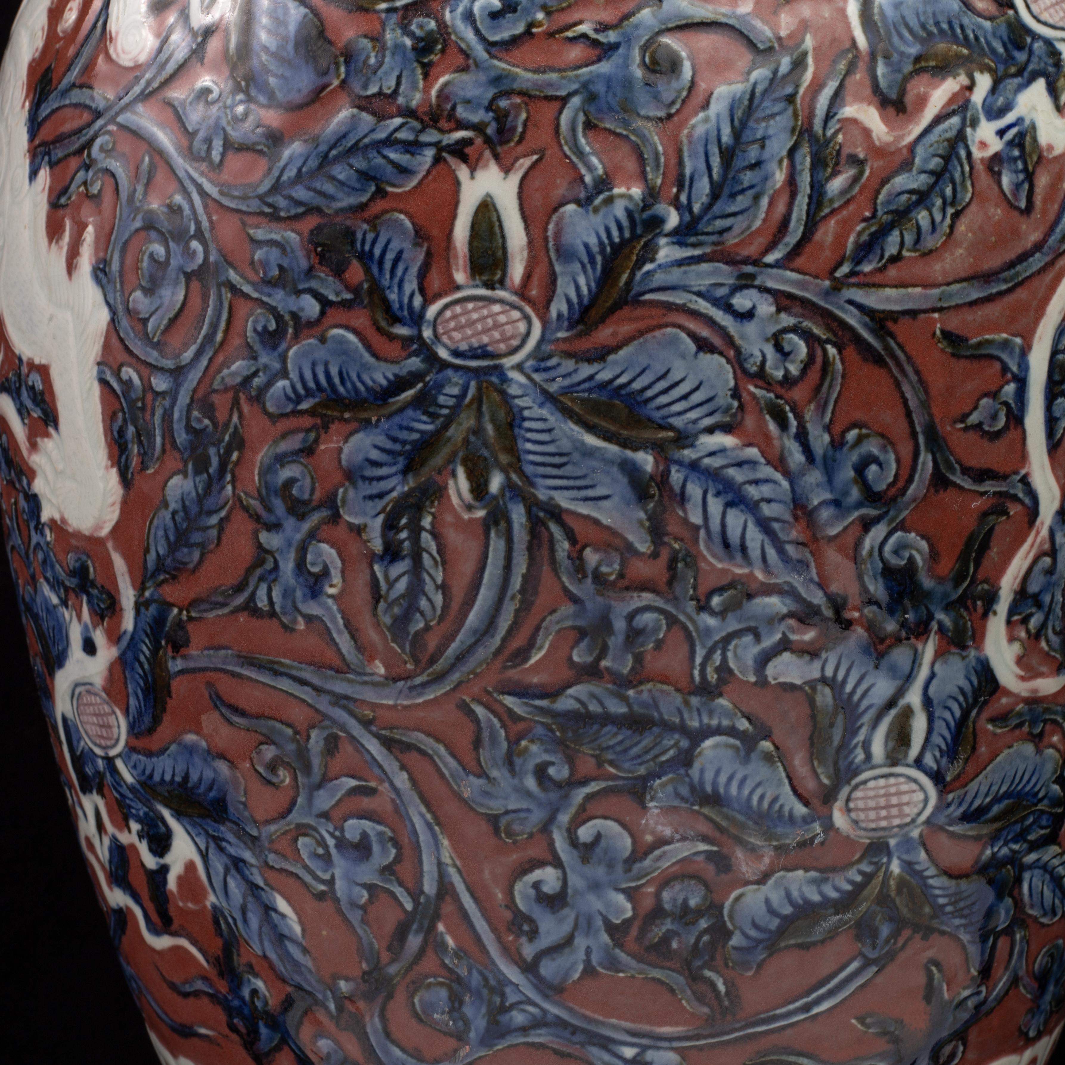 Jarrón de Porcelana China Qing con Perro Foo Tallado, Decoración Azul y Rojo Cobre en venta 9