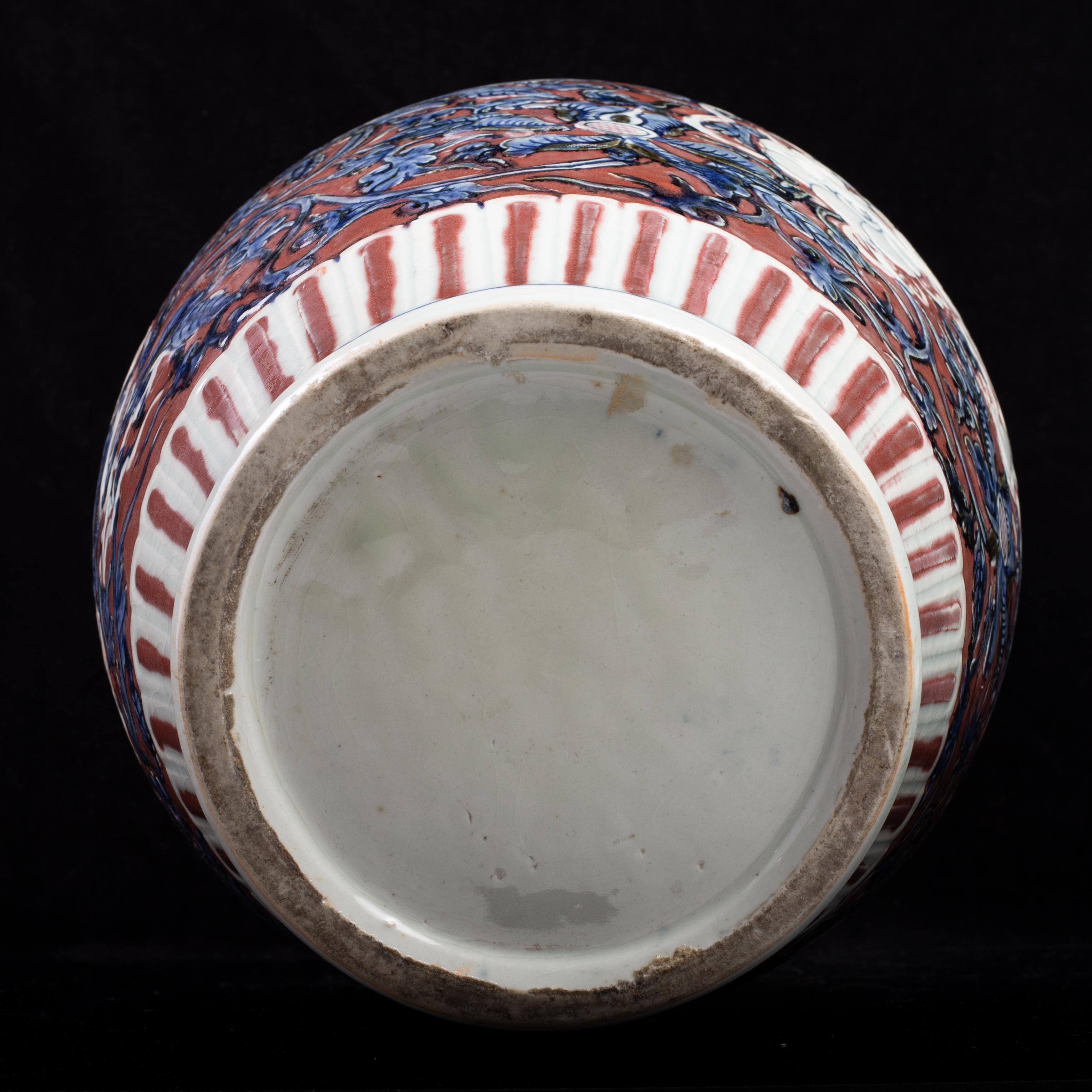 Jarrón de Porcelana China Qing con Perro Foo Tallado, Decoración Azul y Rojo Cobre en venta 10