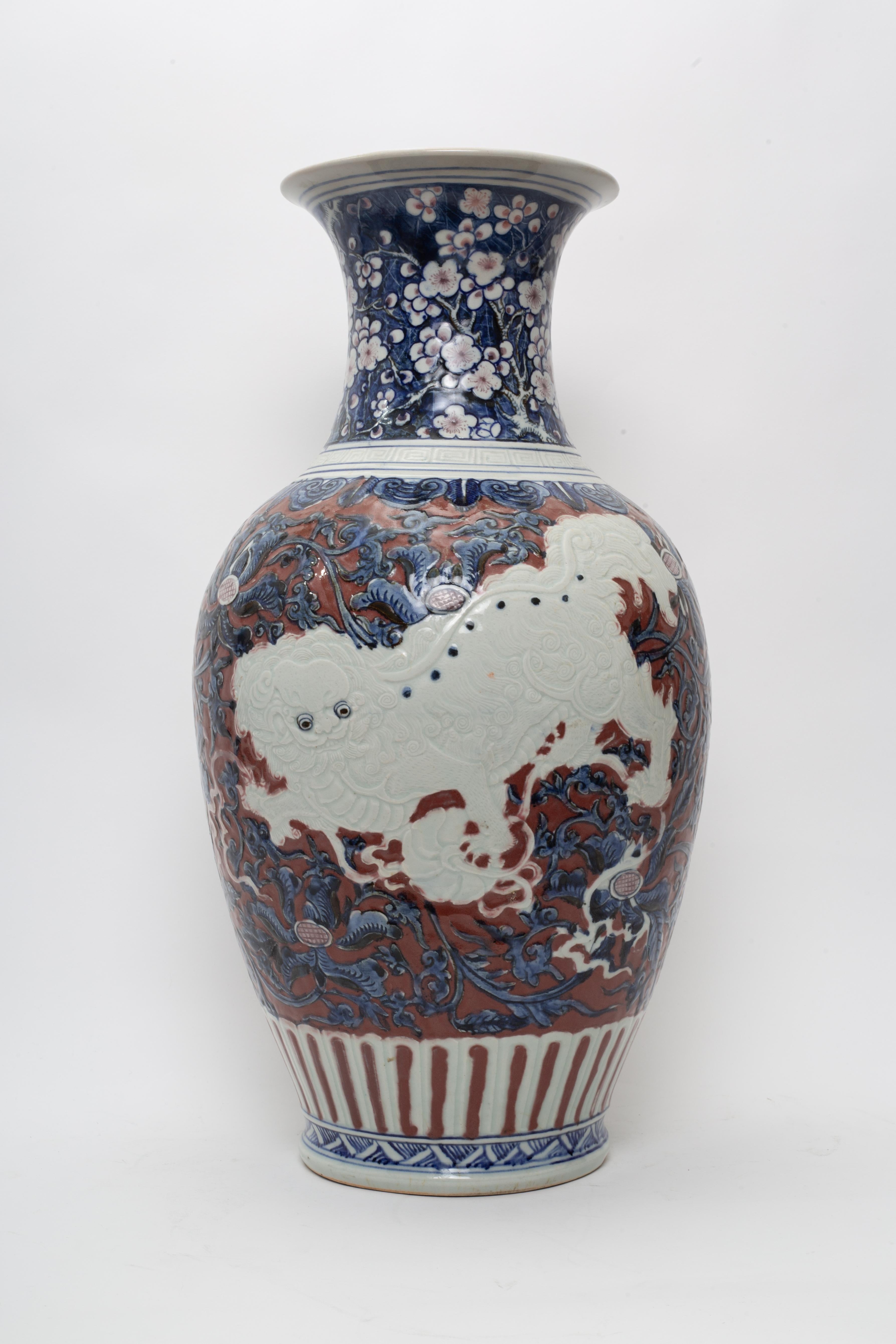 Jarrón de Porcelana China Qing con Perro Foo Tallado, Decoración Azul y Rojo Cobre Pintado a mano en venta