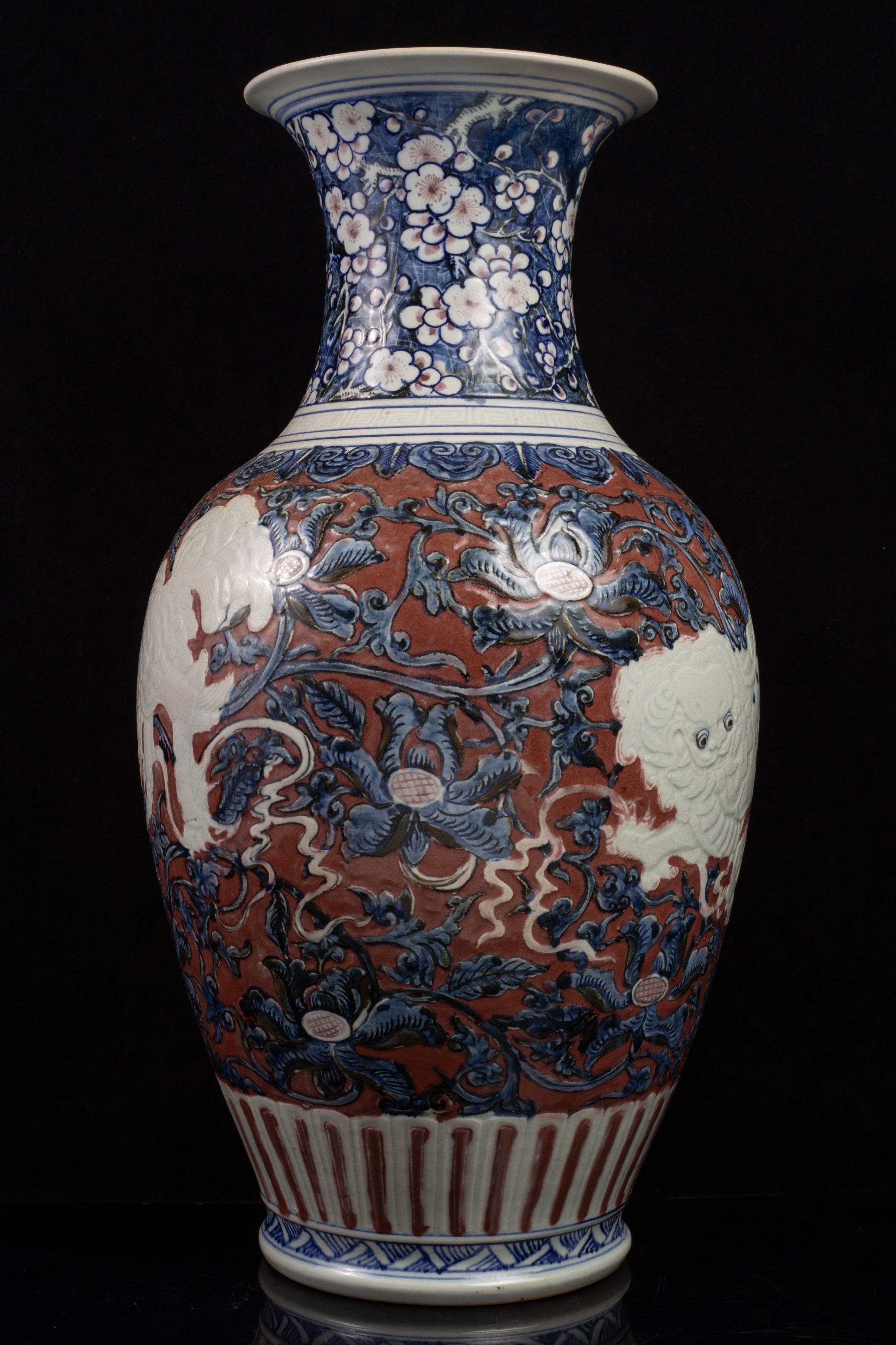 Jarrón de Porcelana China Qing con Perro Foo Tallado, Decoración Azul y Rojo Cobre Fines del siglo XIX en venta