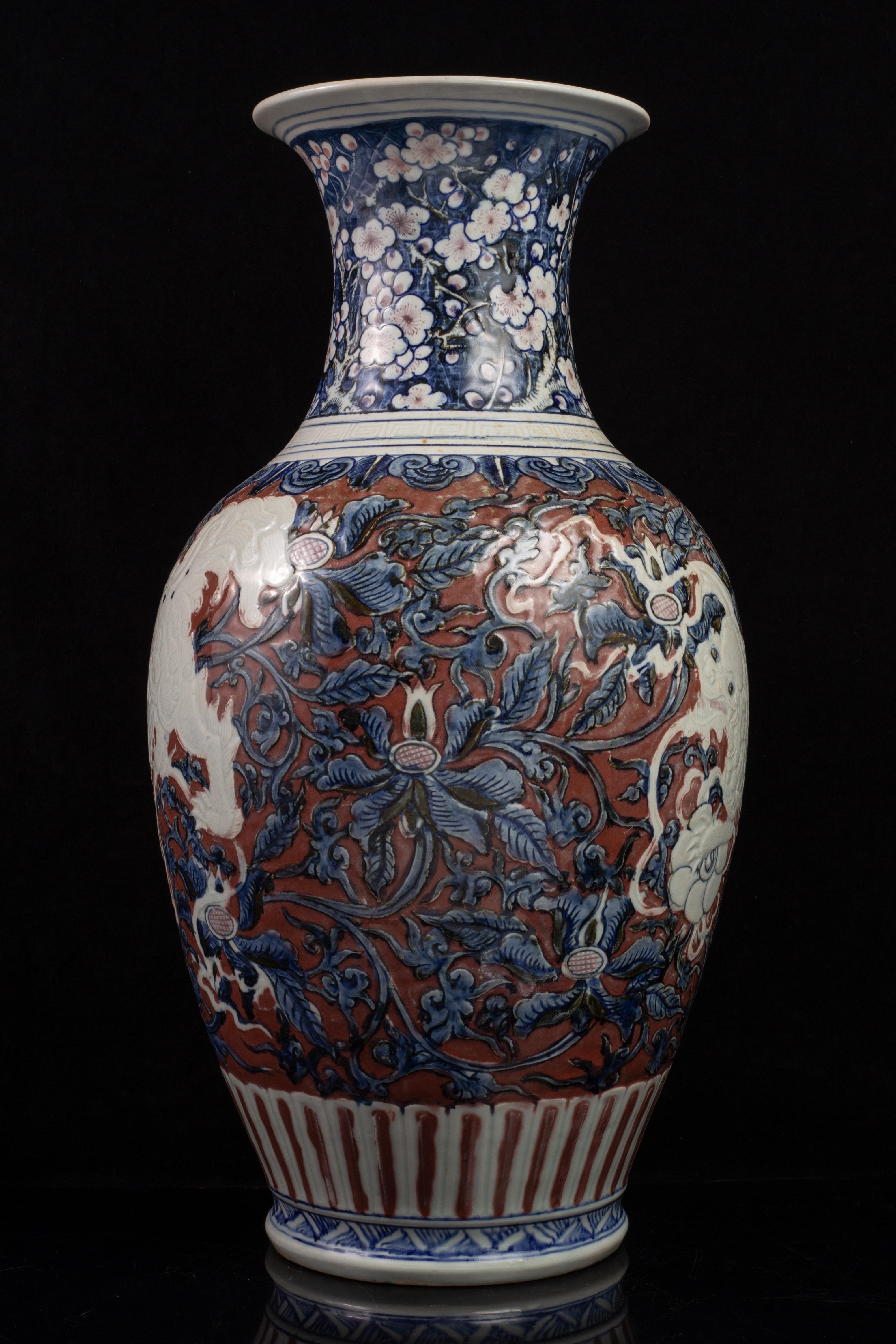 Jarrón de Porcelana China Qing con Perro Foo Tallado, Decoración Azul y Rojo Cobre en venta 1