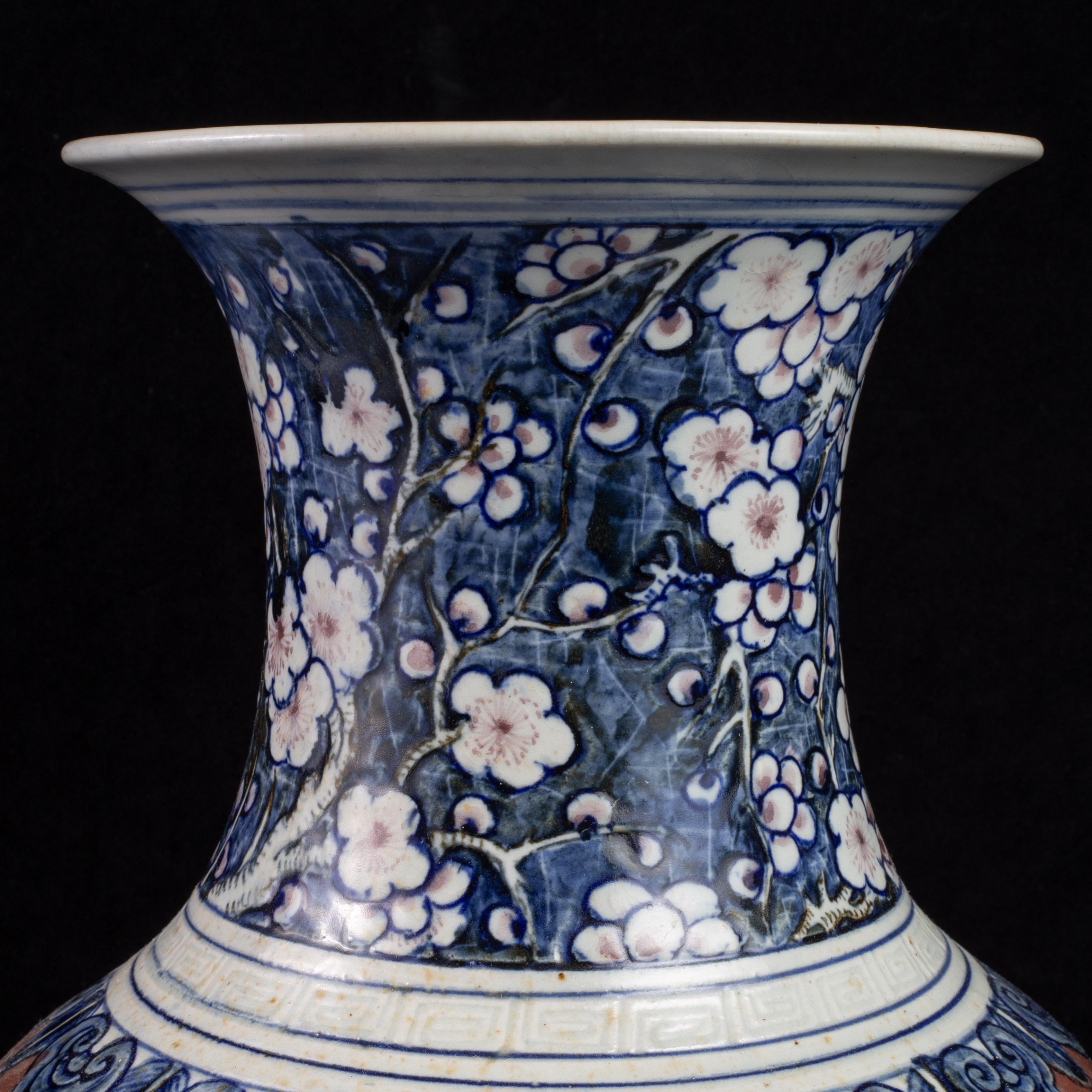 Jarrón de Porcelana China Qing con Perro Foo Tallado, Decoración Azul y Rojo Cobre en venta 2