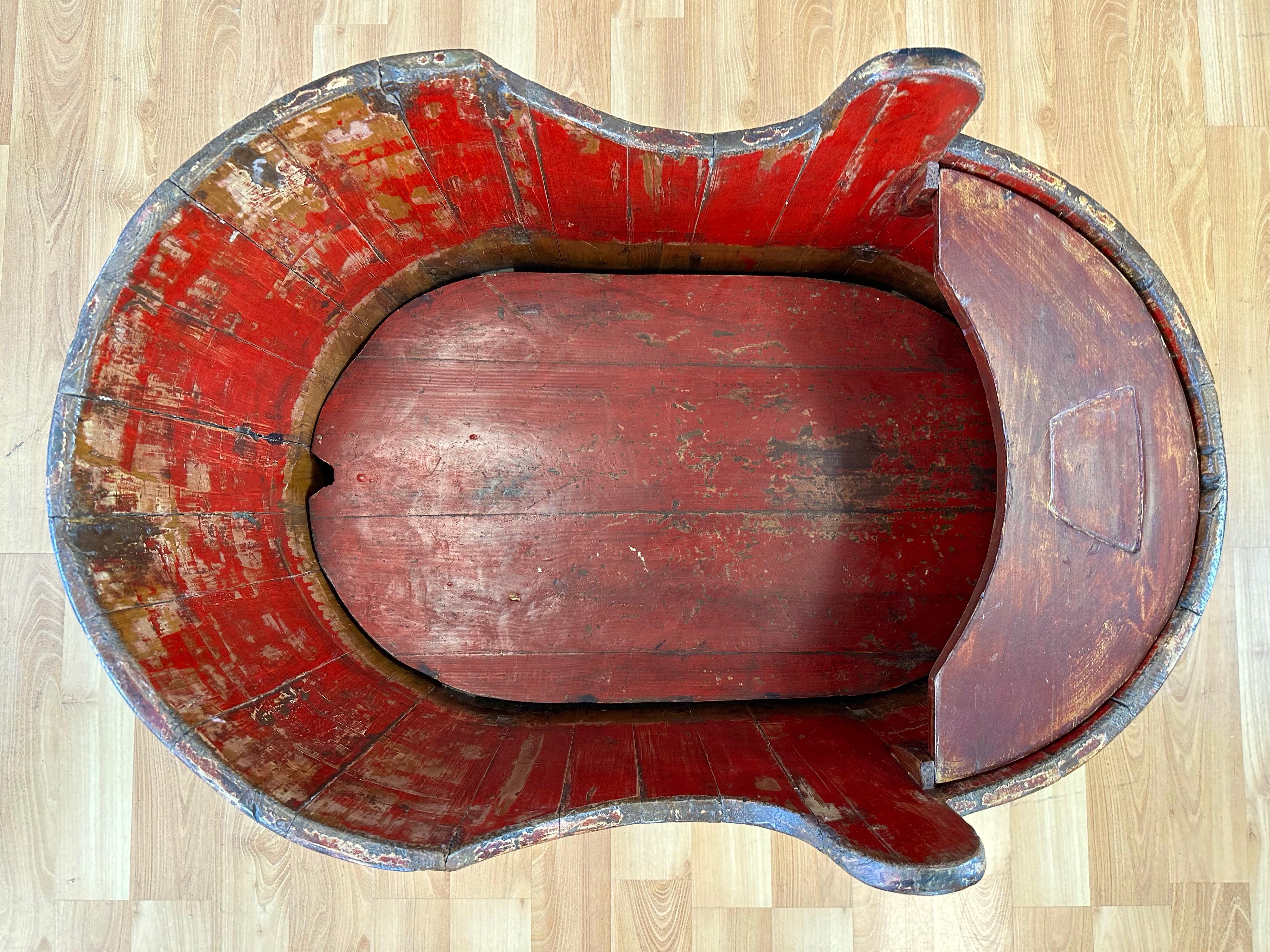 Chinese Qing Red Lacquered Wood Child's Convertible Bathtub and Seat, circa 1900 For Sale 6