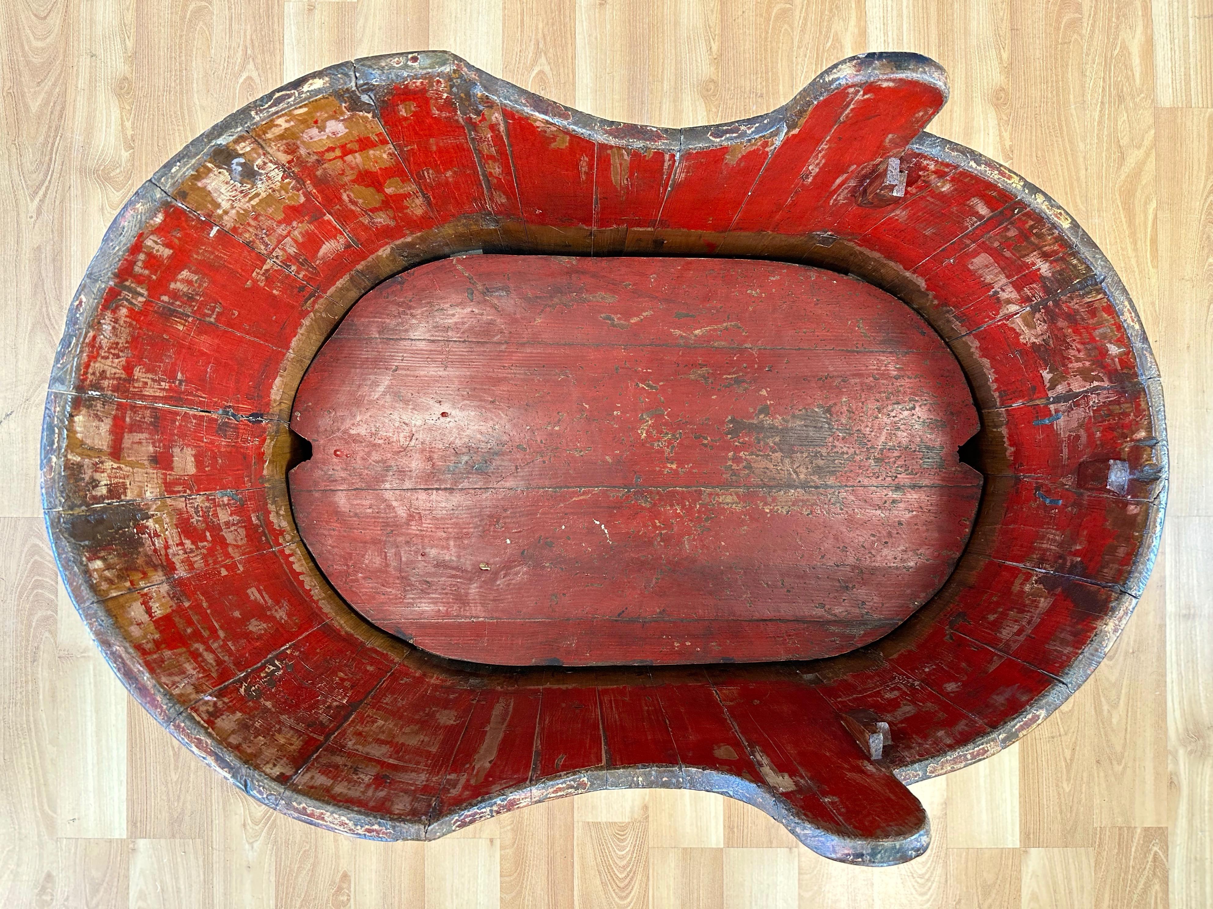 Chinese Qing Red Lacquered Wood Child's Convertible Bathtub and Seat, circa 1900 For Sale 7