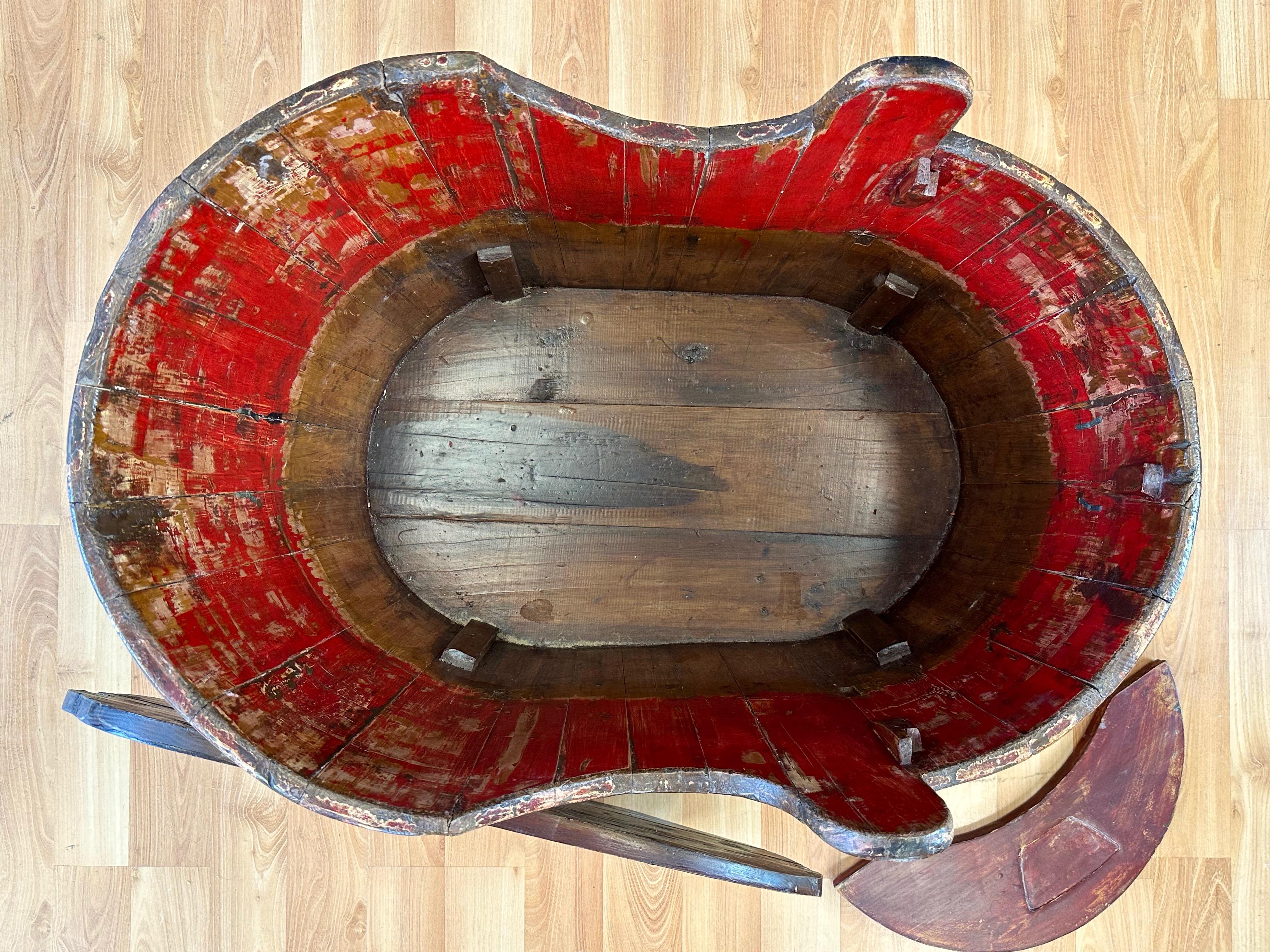 Chinese Qing Red Lacquered Wood Child's Convertible Bathtub and Seat, circa 1900 For Sale 8