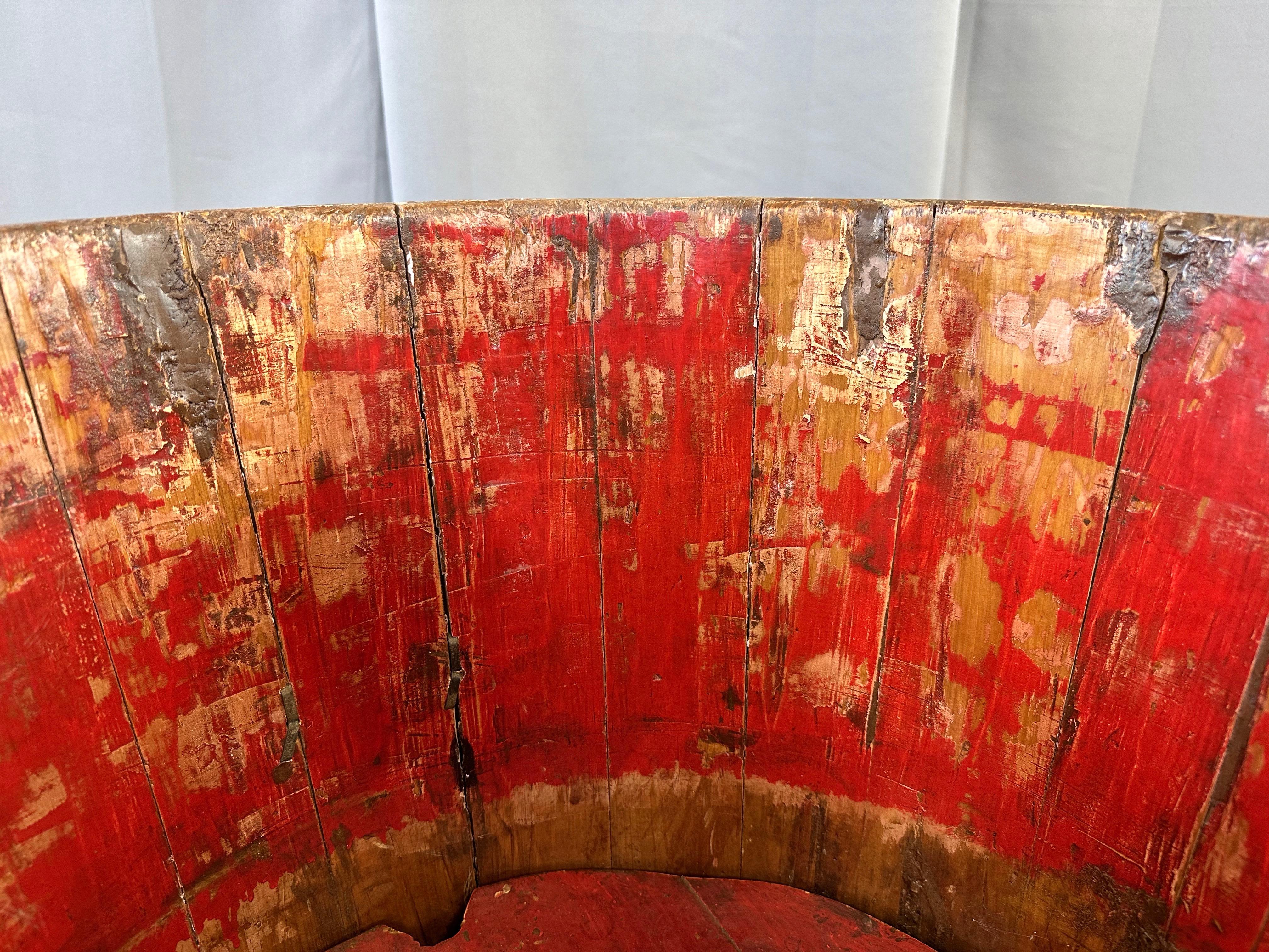 Chinesische Qing rot lackierte Wood Kinderbadewanne und Sitz, um 1900 im Angebot 10