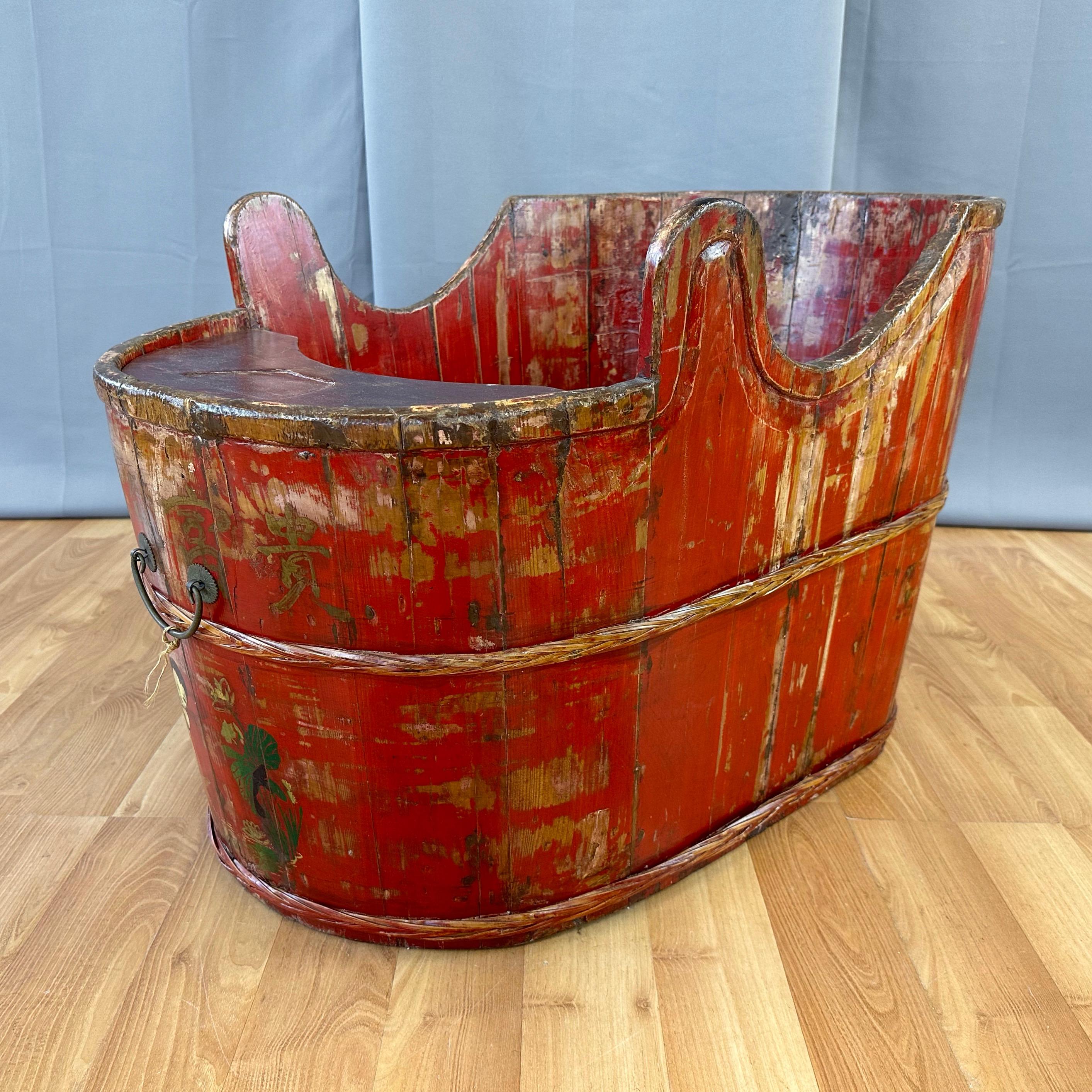 Early 20th Century Chinese Qing Red Lacquered Wood Child's Convertible Bathtub and Seat, circa 1900 For Sale