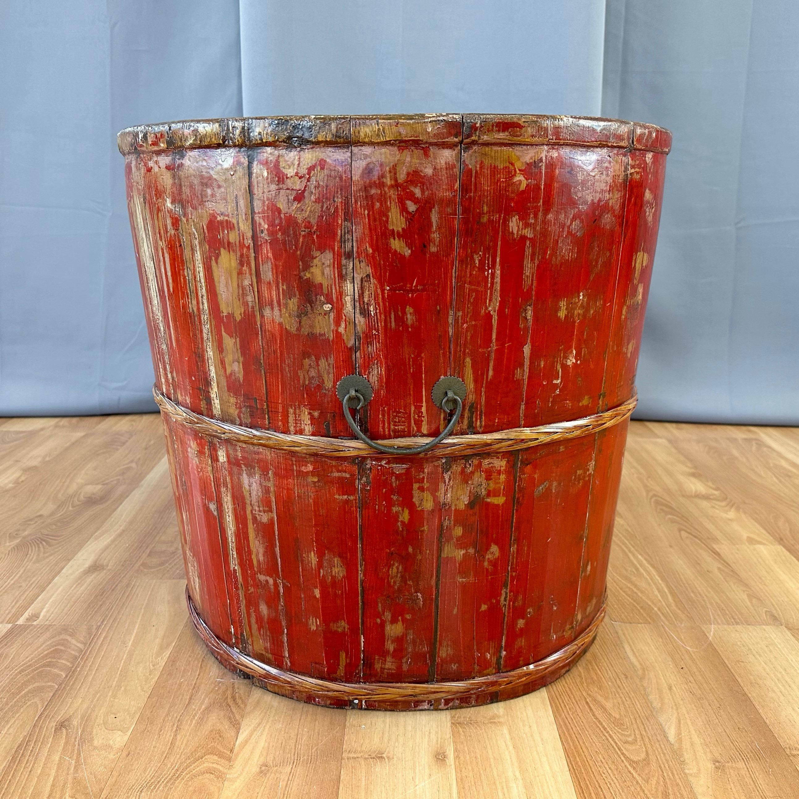 Chinese Qing Red Lacquered Wood Child's Convertible Bathtub and Seat, circa 1900 For Sale 2