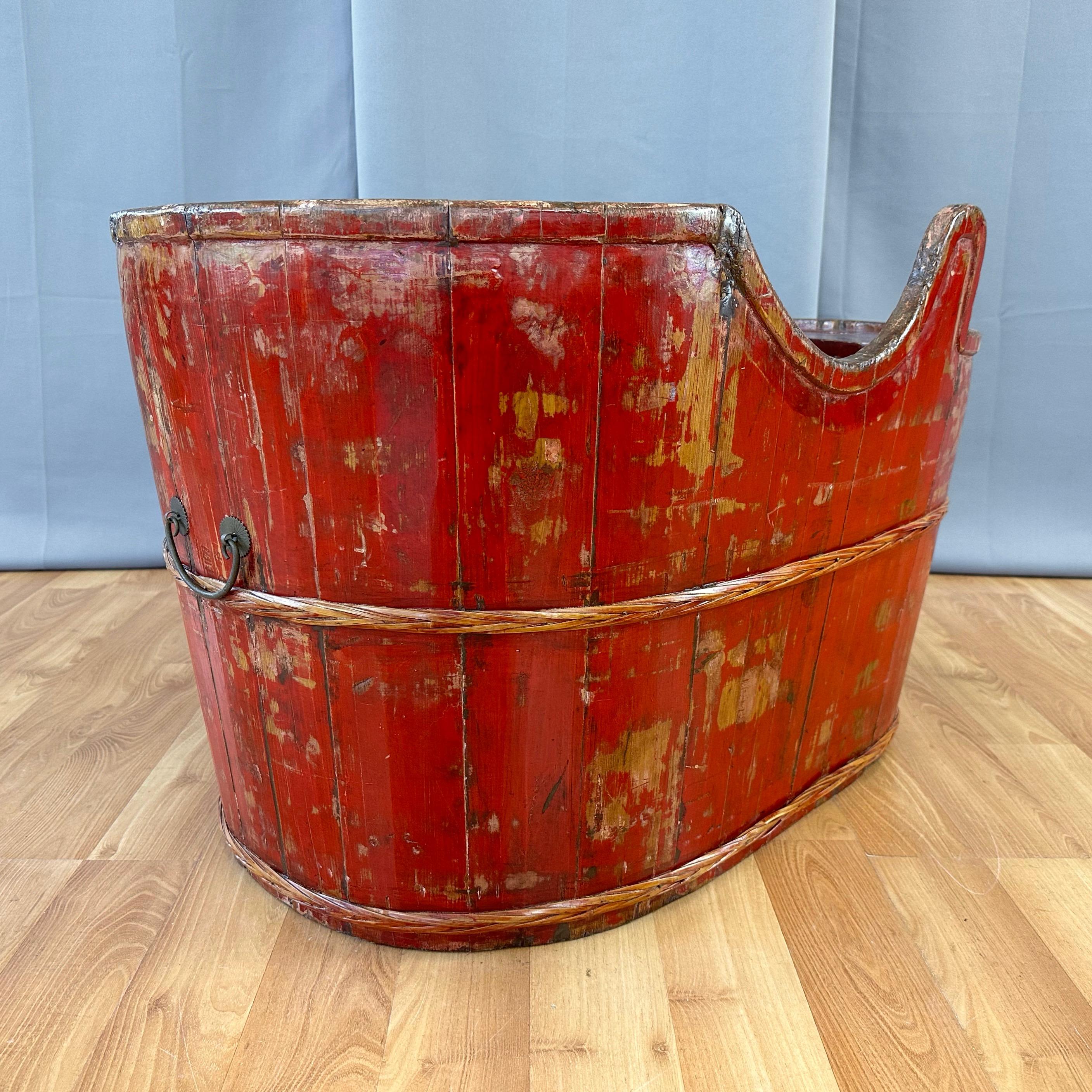 Chinese Qing Red Lacquered Wood Child's Convertible Bathtub and Seat, circa 1900 For Sale 3
