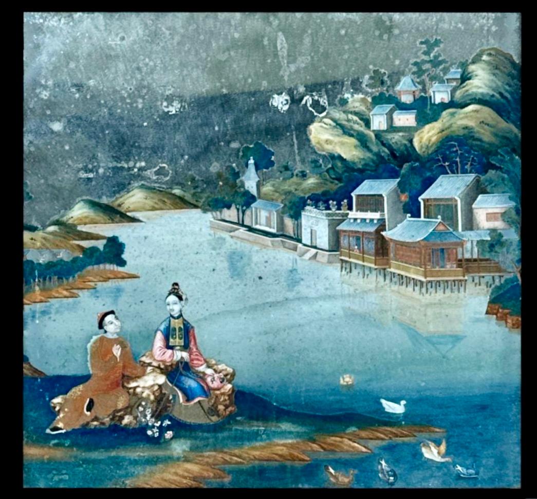 Seltene frühe 19. Jahrhundert chinesischen Qing Export Reverse Malerei auf Spiegel.  Das Bild zeigt einen chinesischen Mann und eine Frau, die am Ufer eines Flusses sitzen, mit einer chinesischen Landschaftsszene im Hintergrund. Schöne Farben von