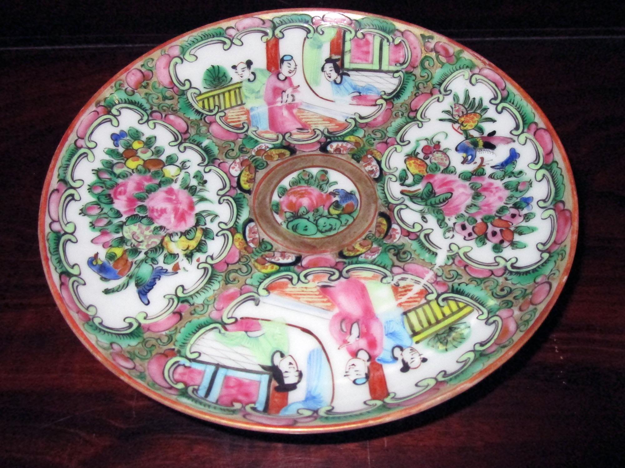 Chinese Qing Rose Medallion Porcelain Lidded Soup Rice Bowls with Saucers Set In Good Condition In Savannah, GA