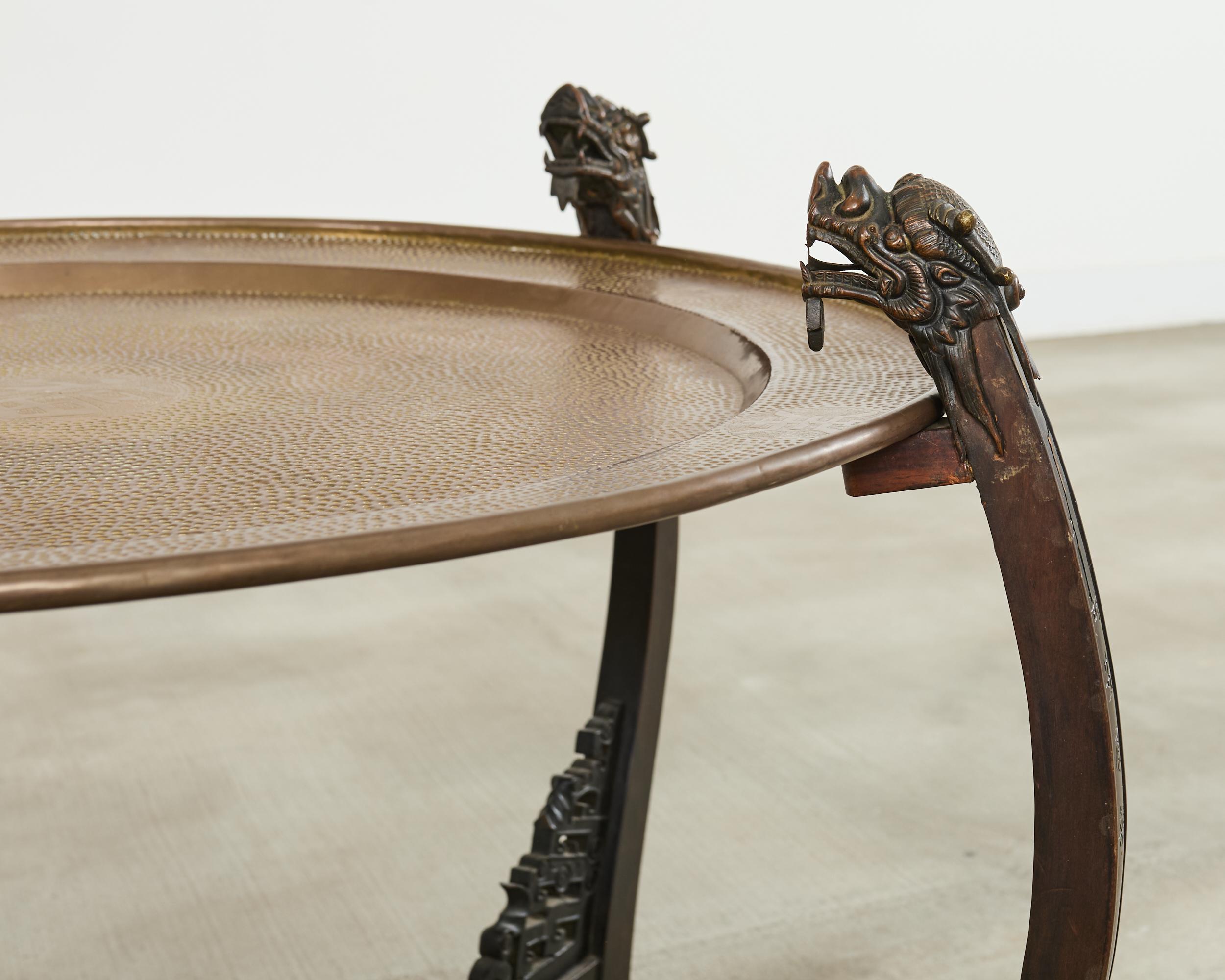 Chinesische Qing-Stil Messing Tablett Tisch mit Drachen unterstützt im Angebot 7