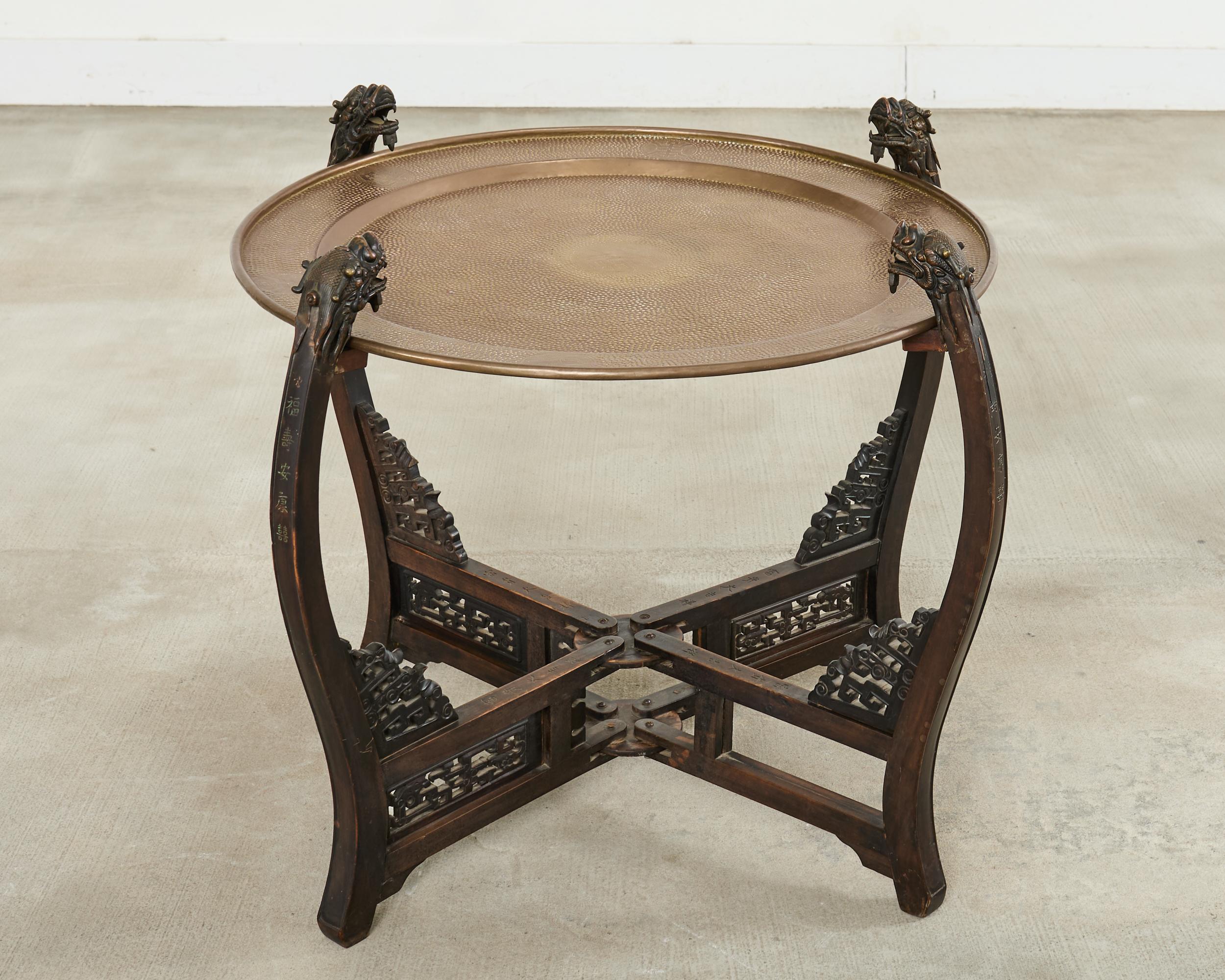 Chinesische Qing-Stil Messing Tablett Tisch mit Drachen unterstützt (Qing-Dynastie) im Angebot
