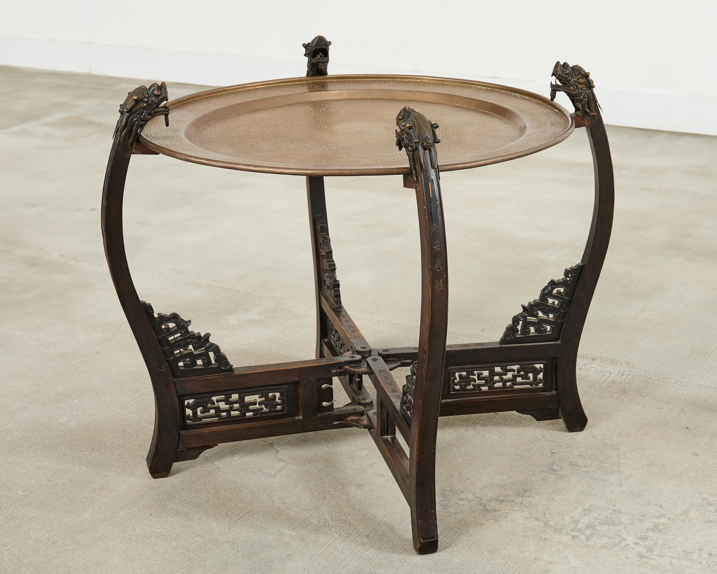 Chinesische Qing-Stil Messing Tablett Tisch mit Drachen unterstützt im Angebot 2