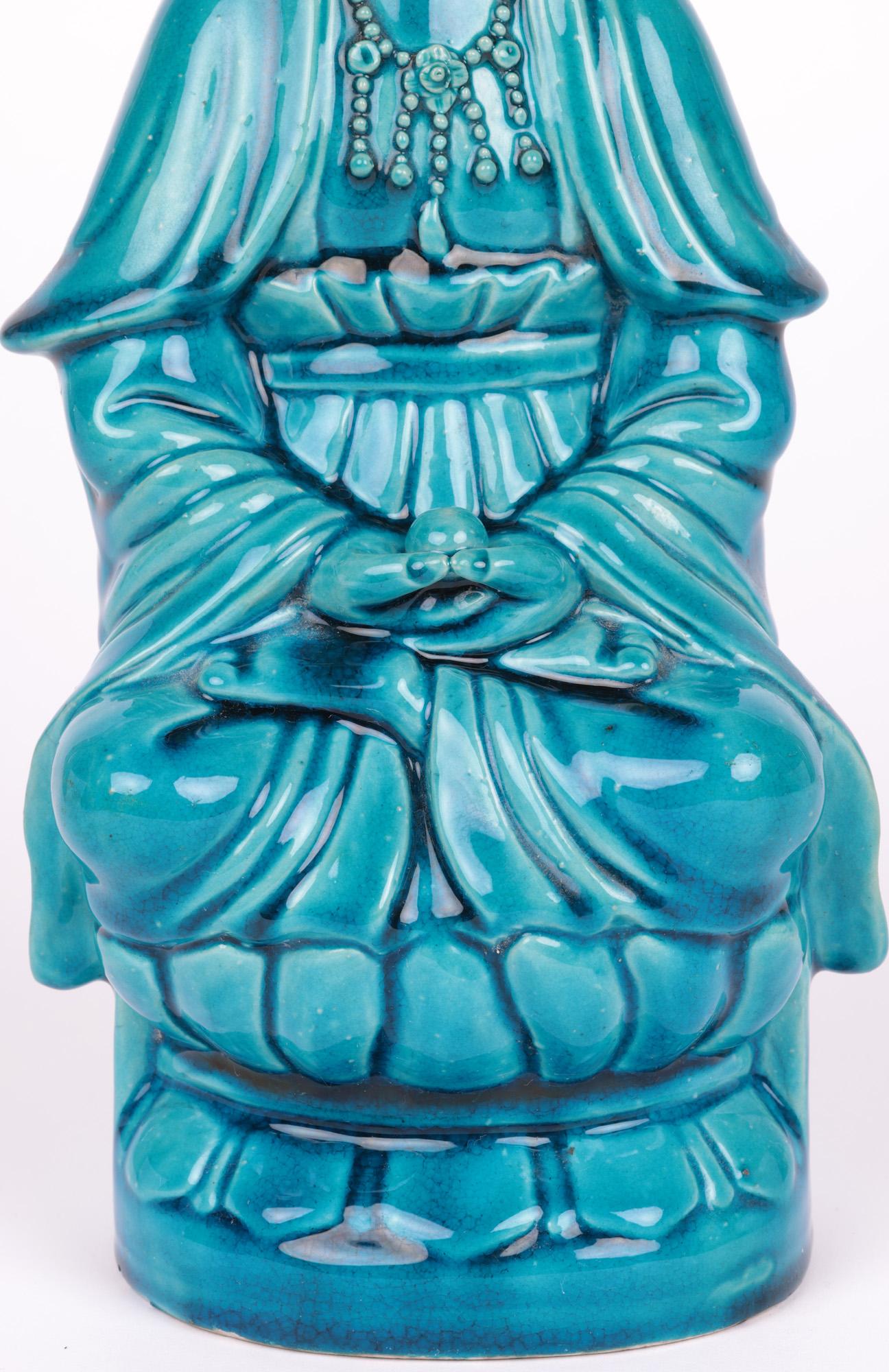 Chinesische sitzende Guanyin-Figur aus glasiertem chinesischem Qing-Porzellan  (Qing-Dynastie) im Angebot
