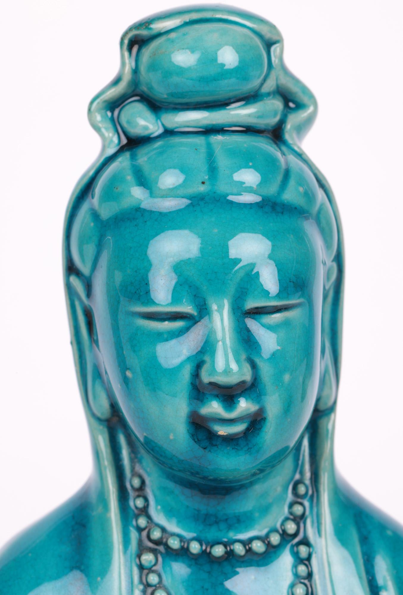 Chinesische sitzende Guanyin-Figur aus glasiertem chinesischem Qing-Porzellan  (Glasiert) im Angebot