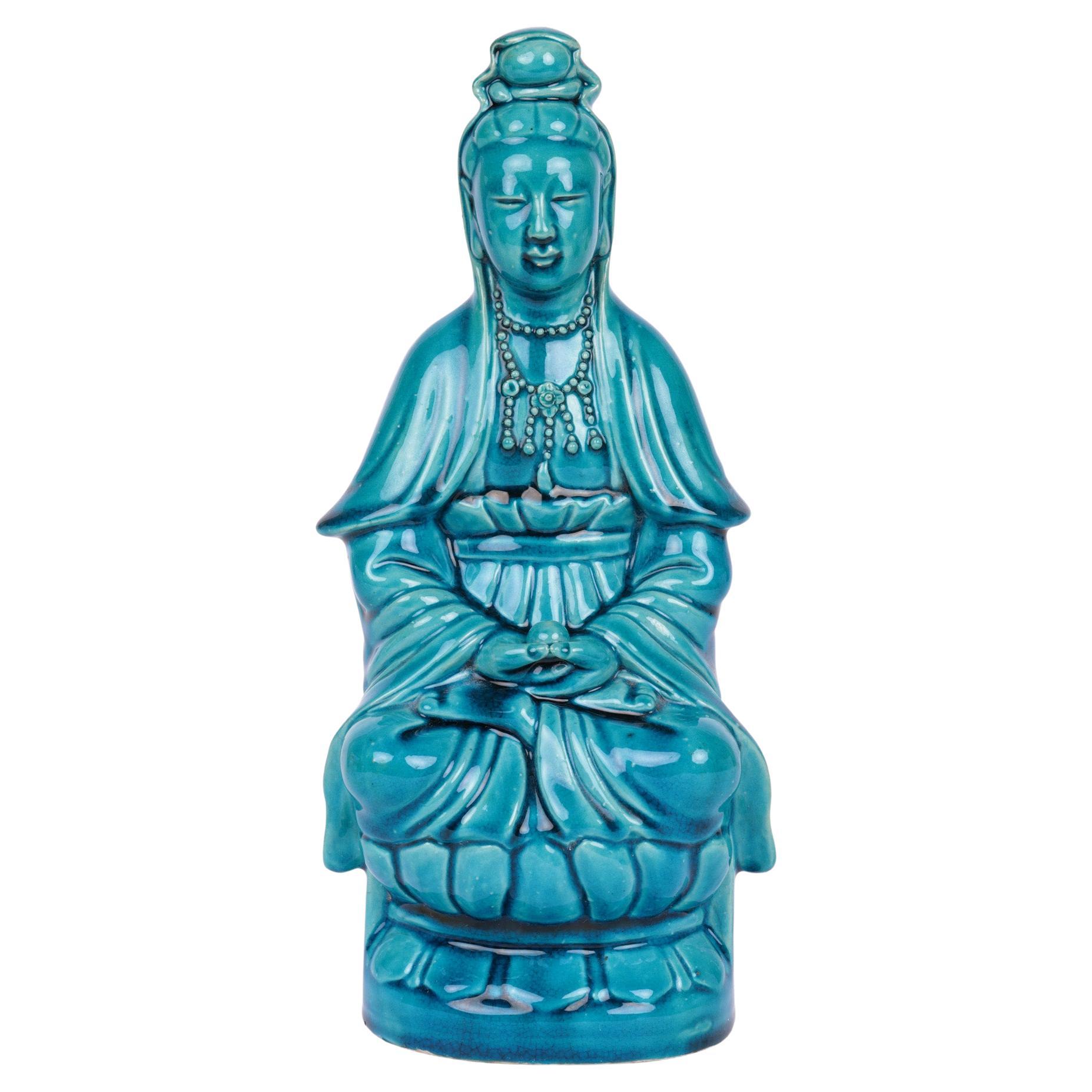 Figure chinoise Guanyin assise en porcelaine émaillée turquoise de Qing 