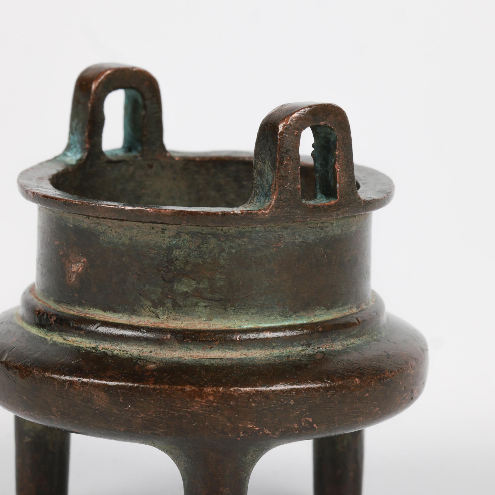 Chinesisch Qing Twin Handle Miniature Bronze Stativ Zensurgerät (Qing-Dynastie) im Angebot