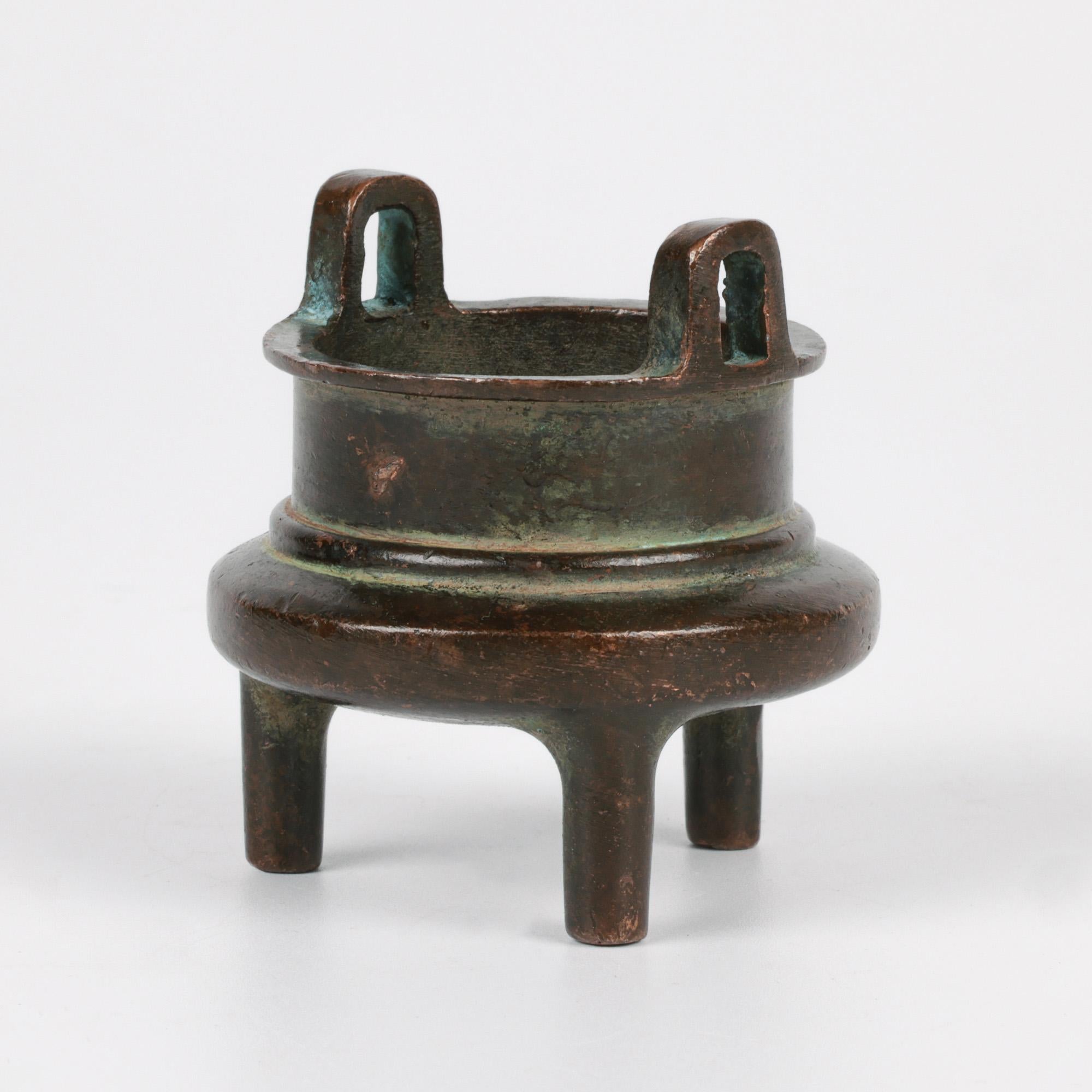 Bronzo Censura tripode cinese Qing a due manici in bronzo in miniatura in vendita
