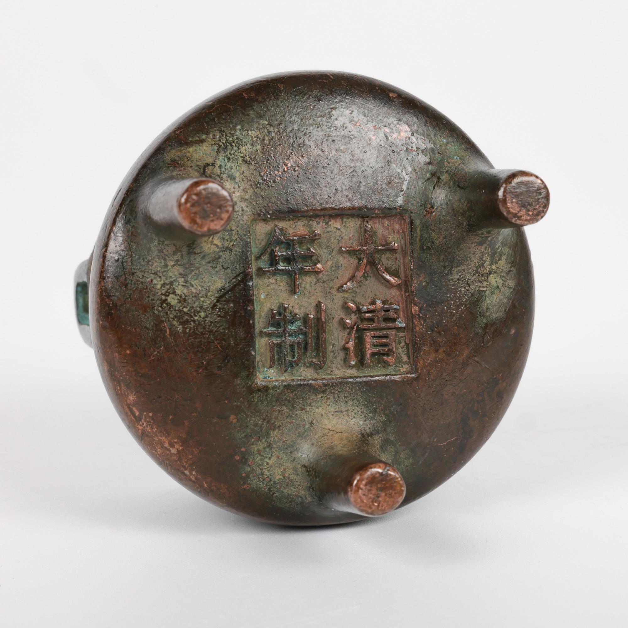 Censura tripode cinese Qing a due manici in bronzo in miniatura in vendita 1