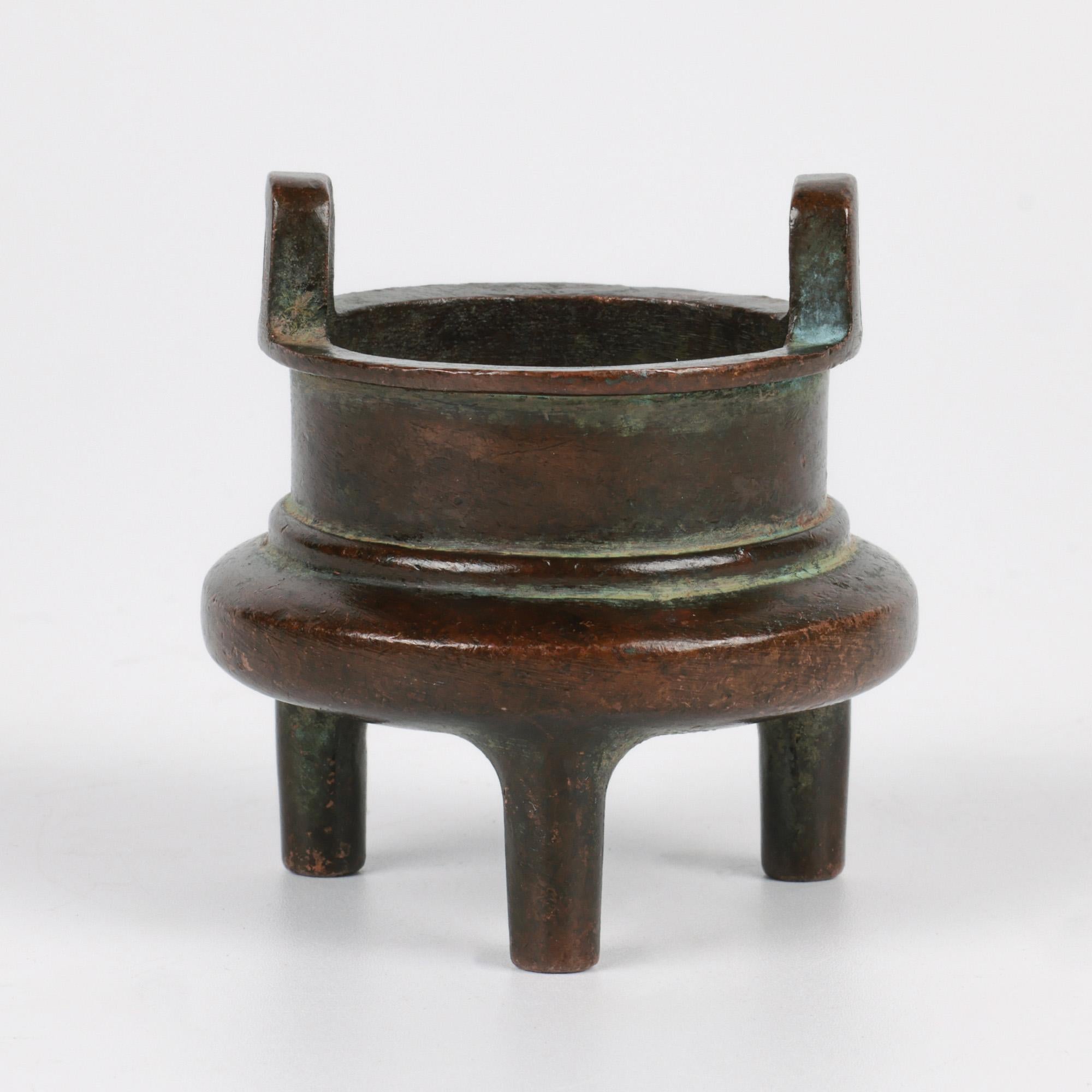 Censura tripode cinese Qing a due manici in bronzo in miniatura in vendita 2