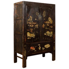 Cabinet chinois Qing à deux portes avec décor peint à la main et laque noire d'origine