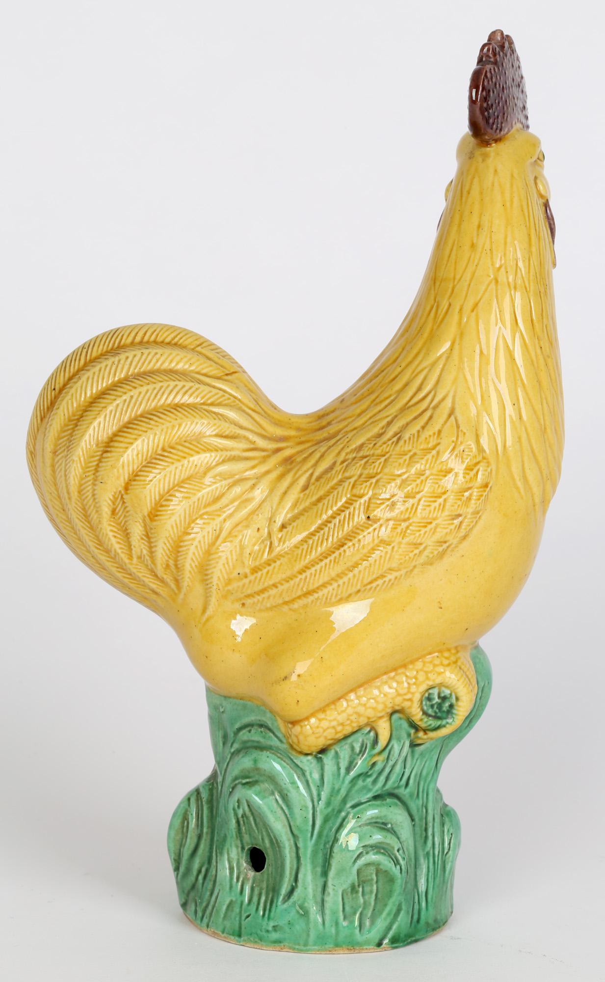Eine seltene und stilvolle chinesische Qing-Keramikfigur eines Hahns aus dem 19. oder frühen 20. Jahrhundert. Die hohle, leicht getöpferte Figur ist sehr fein detailliert und stellt den Hahn dar, der auf einem stilisierten Grashügel steht, mit guten