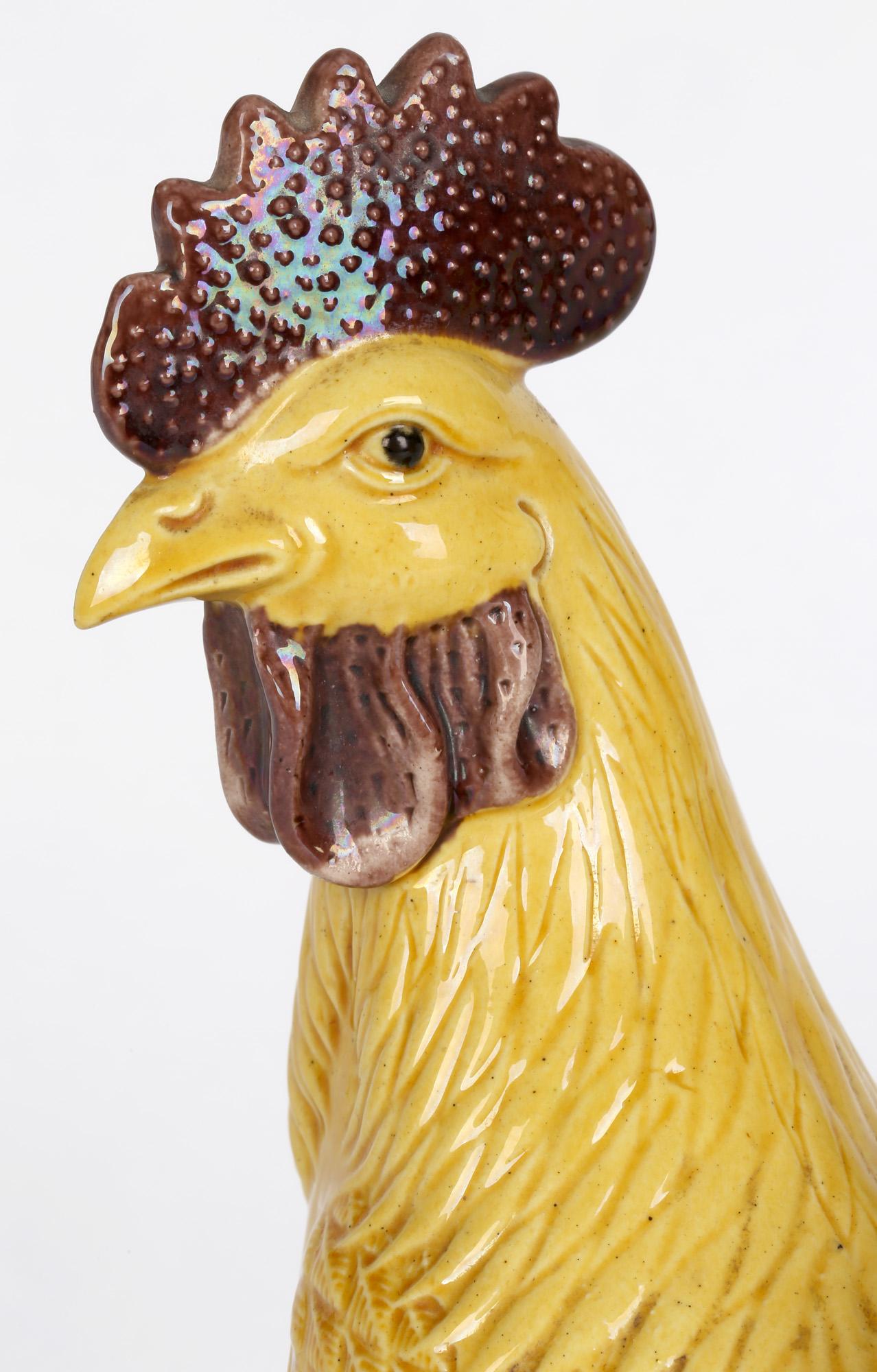 Poteries Figure de coq en poterie émaillée jaune de Chine Qing en vente