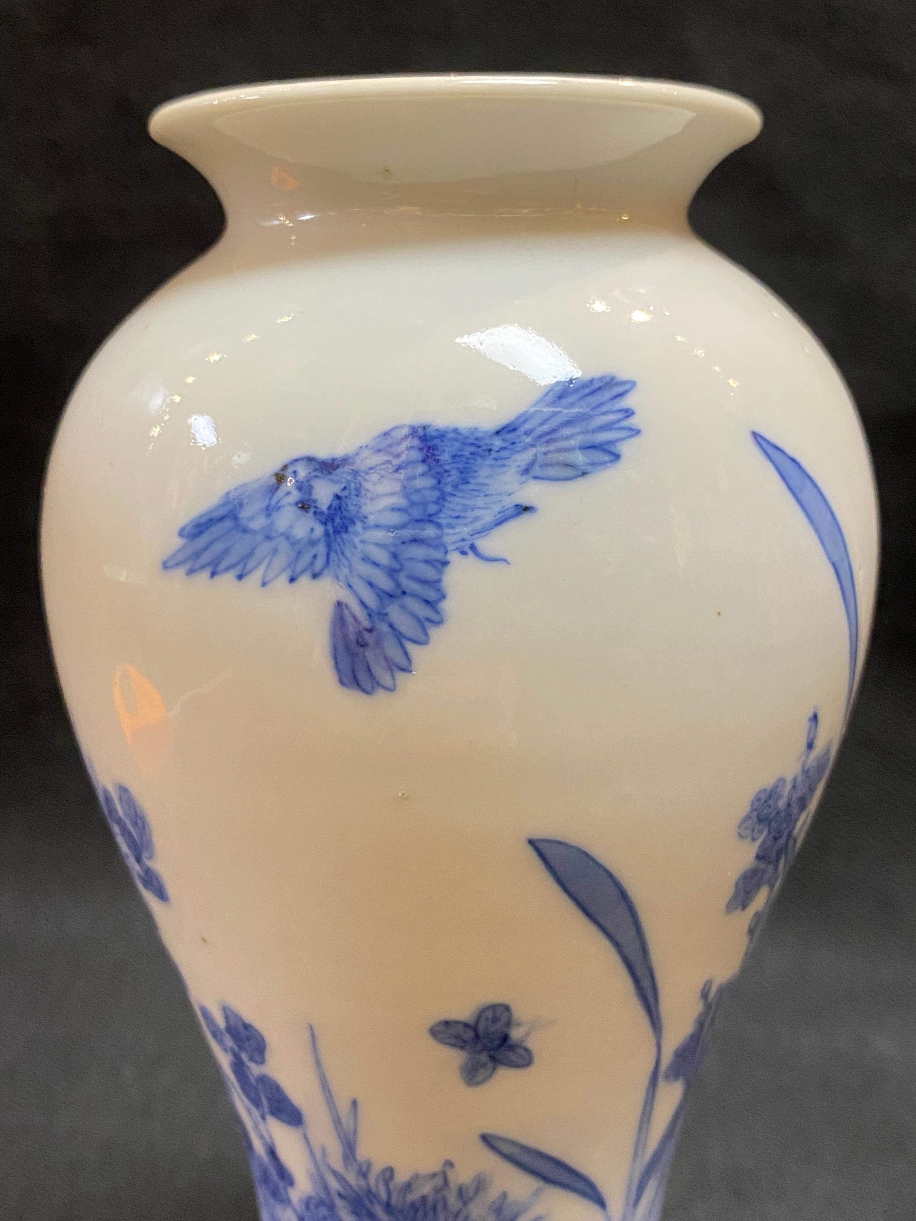 Chinese Qing YongZheng antique blue and white porcelain vase 1