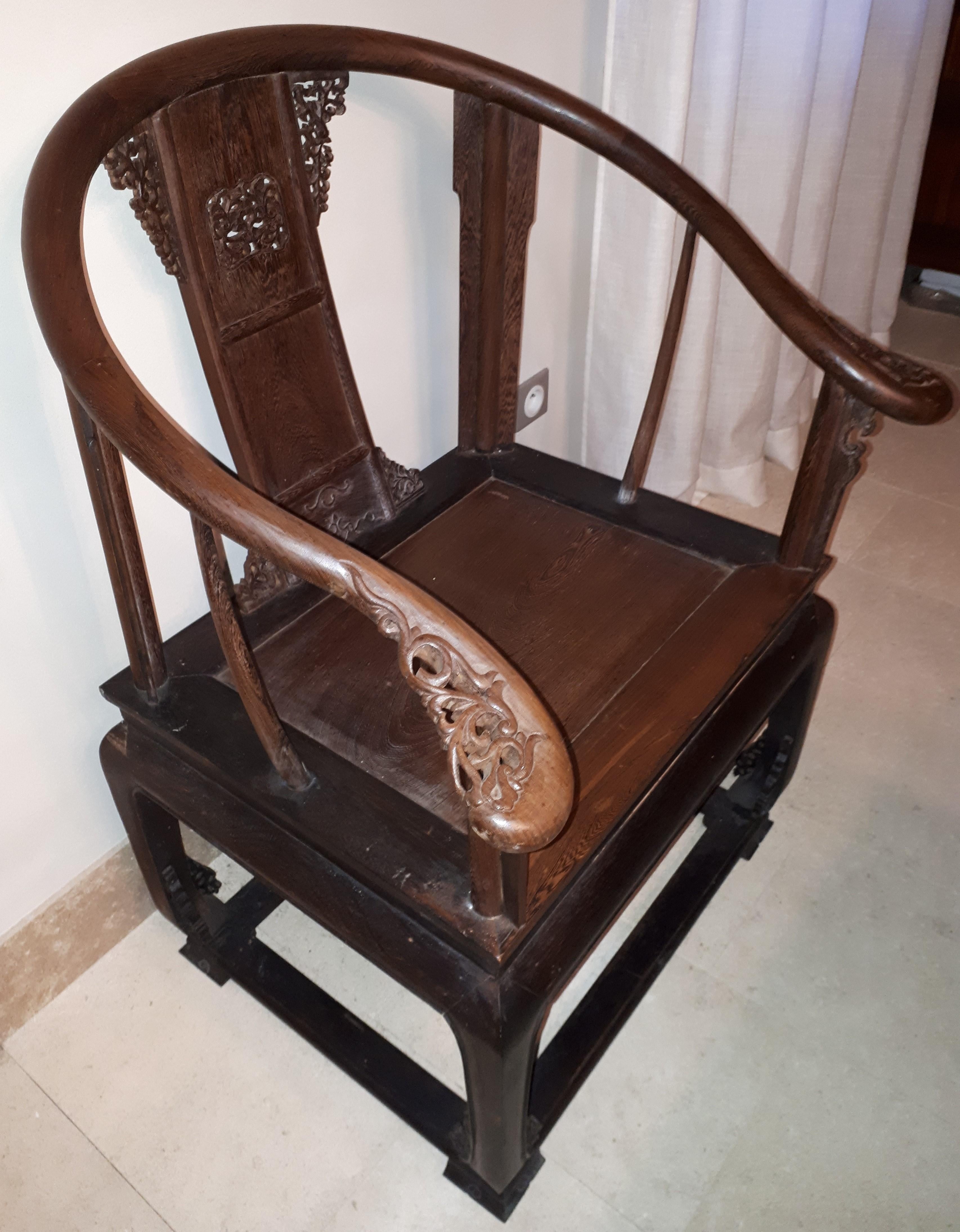 Majestic quanyi-type armchair in jichimu, with a rounded horseshoe-shaped backrest. The armchair is openworked and sculpted with finesse in many places. This chair is perfectly functional.
China, 19th century.