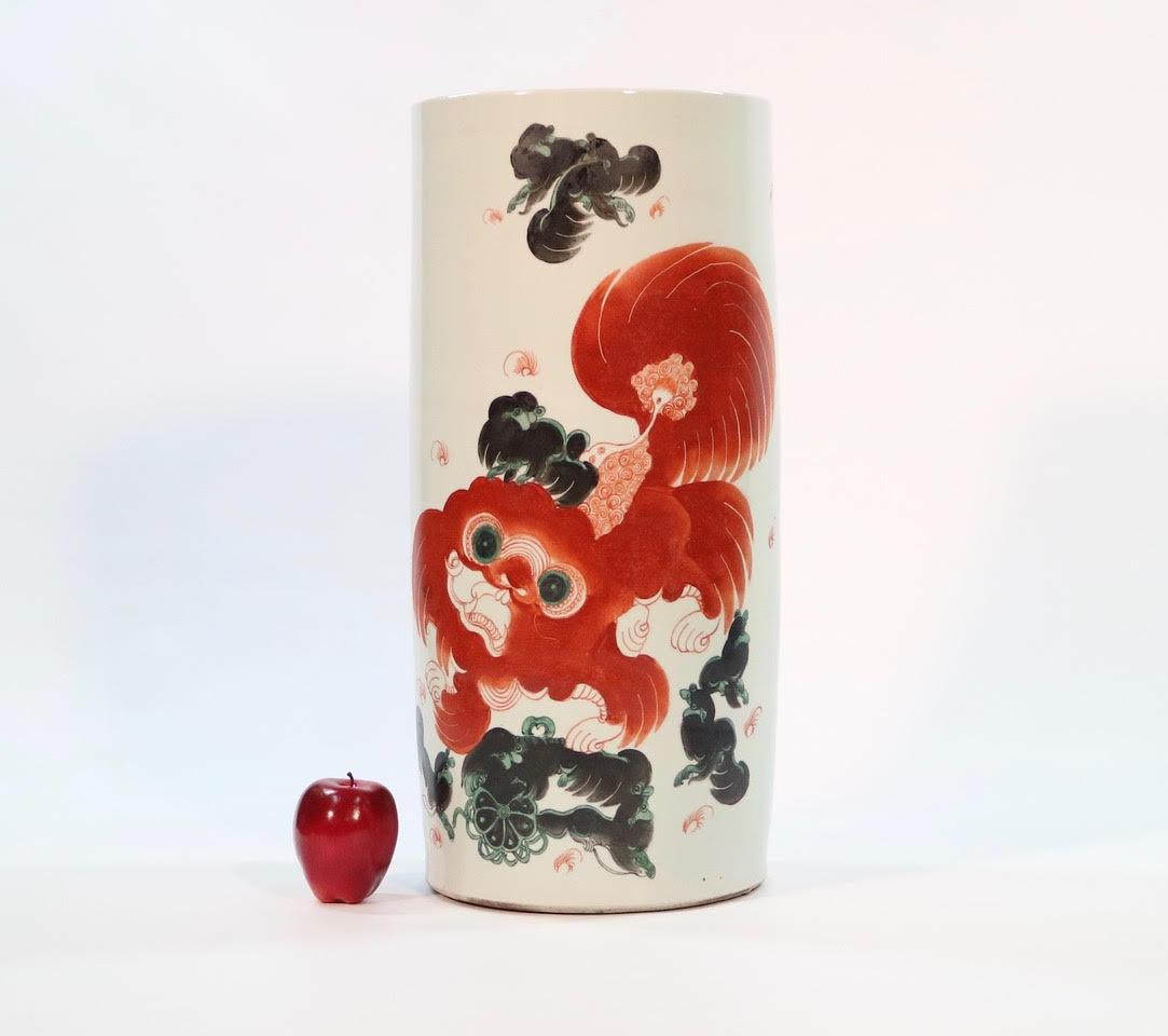 Chinese Export Quing dynasty large cylindrical vase or umbrella holder with an iron red & black foo dog or foo lion. The piece was manufactured in China in enameled porcelain during the late 19th century and is in great antique condition.