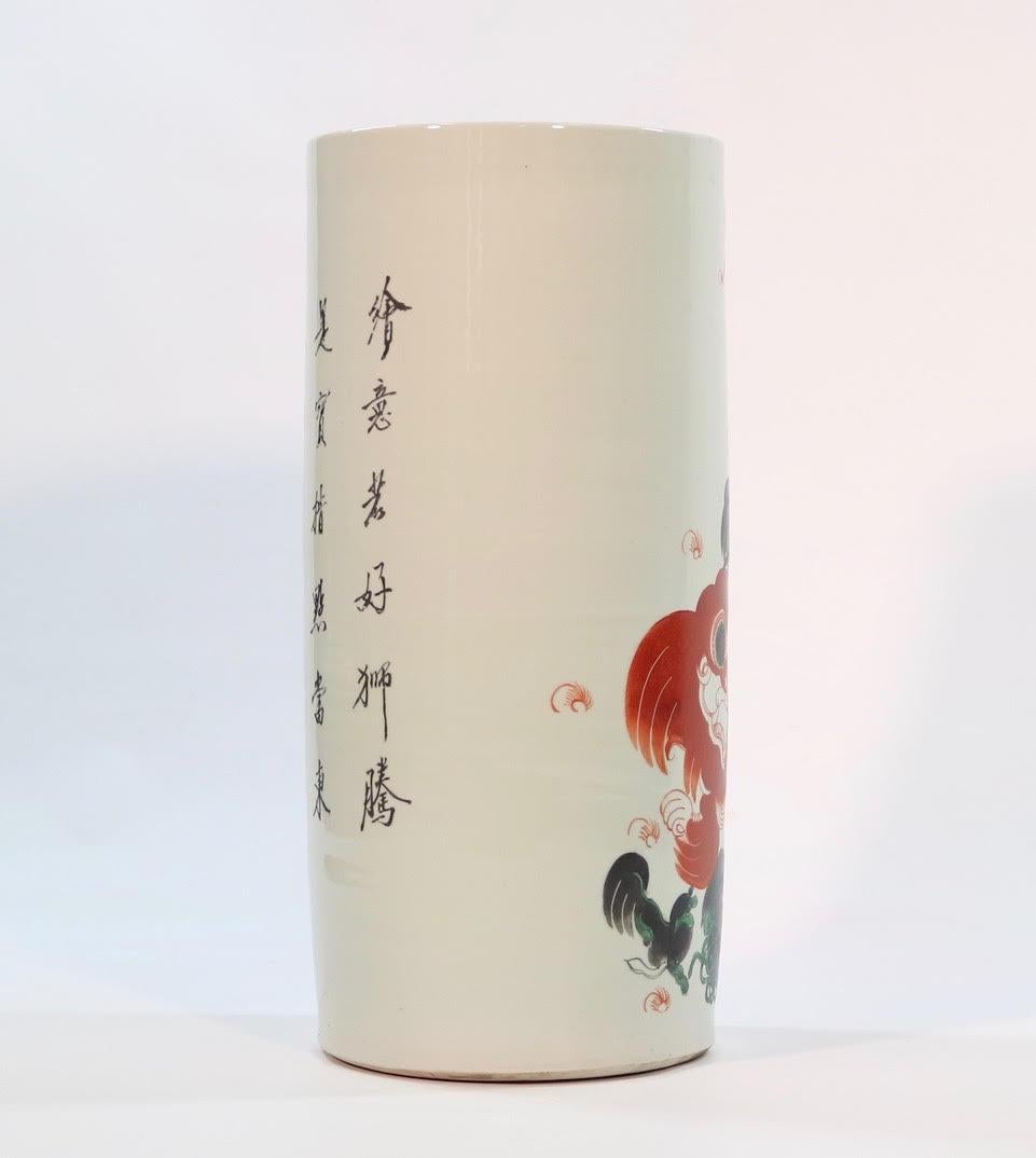 Chinese Quing Porcelain Umbrella Holder with Foo Dog Motif In Good Condition In New York, NY