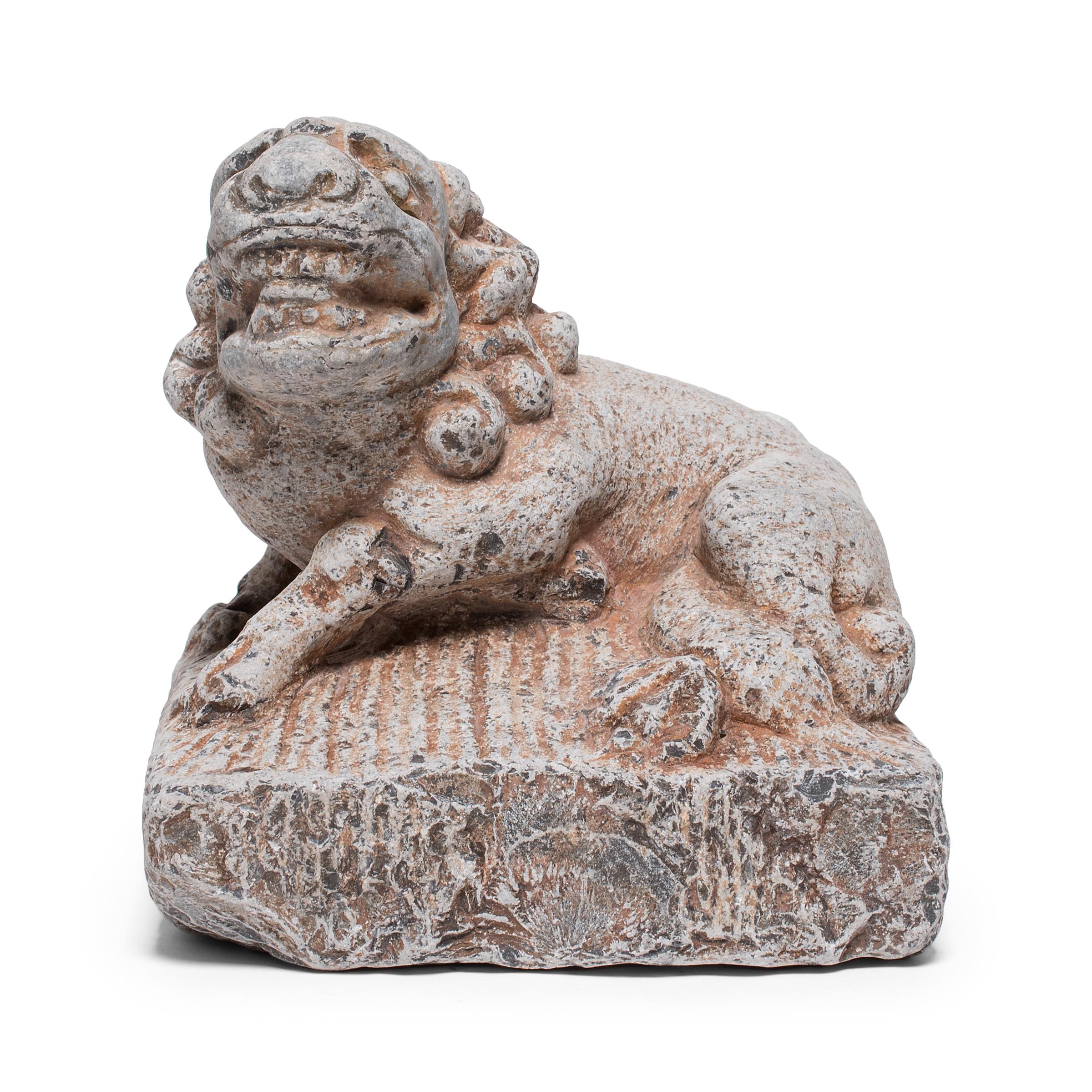 Diese aus einem einzigen Kalksteinblock handgeschnitzte Steinskulptur stellt einen liegenden mythischen Fu-Hund-Löwen dar. Fu-Löwen wie dieser, auch als Shizi bekannt, wurden traditionell neben dem Eingang oder der Schwelle eines großen Hauses oder